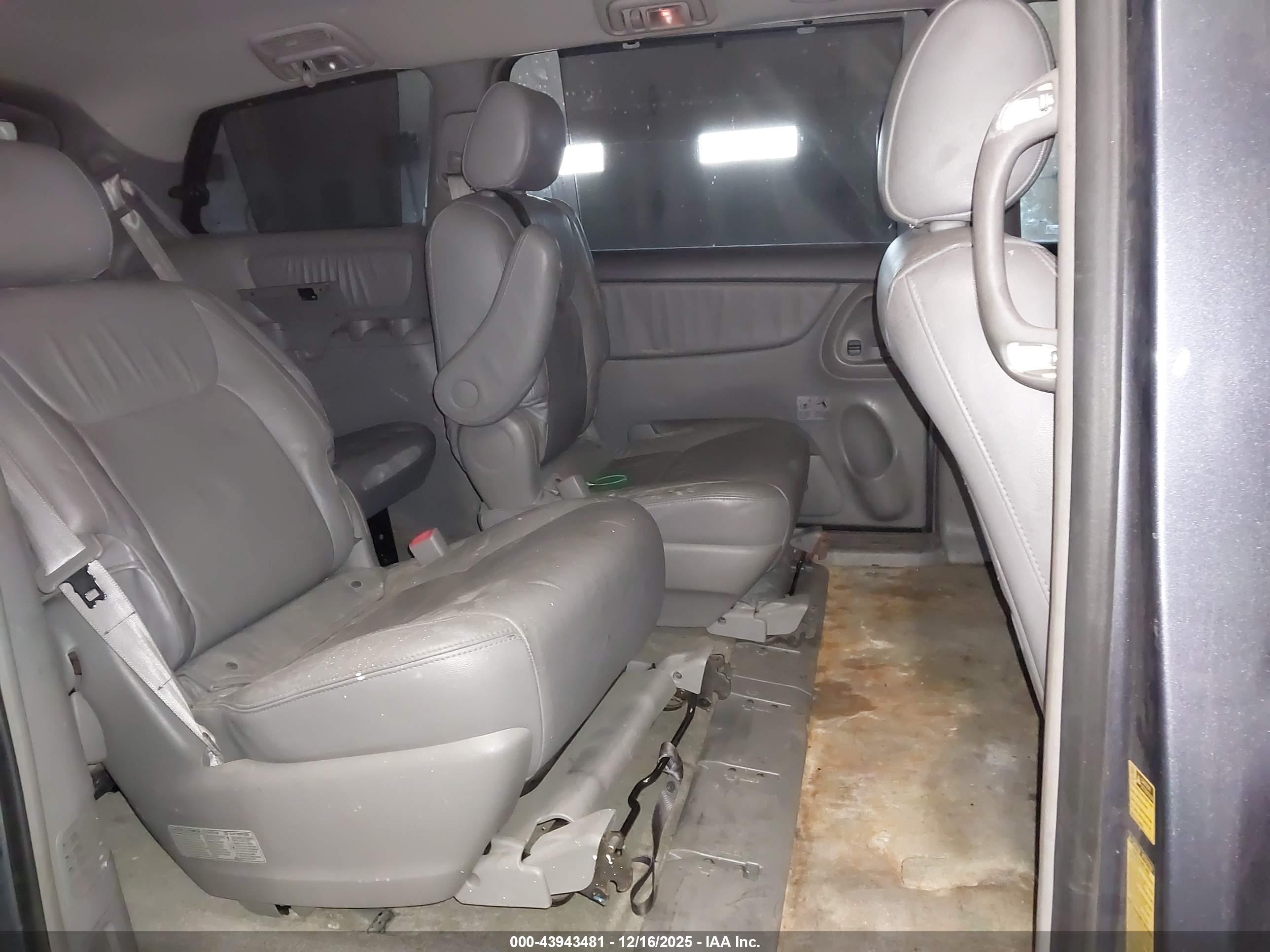 TOYOTA SIENNA image 8