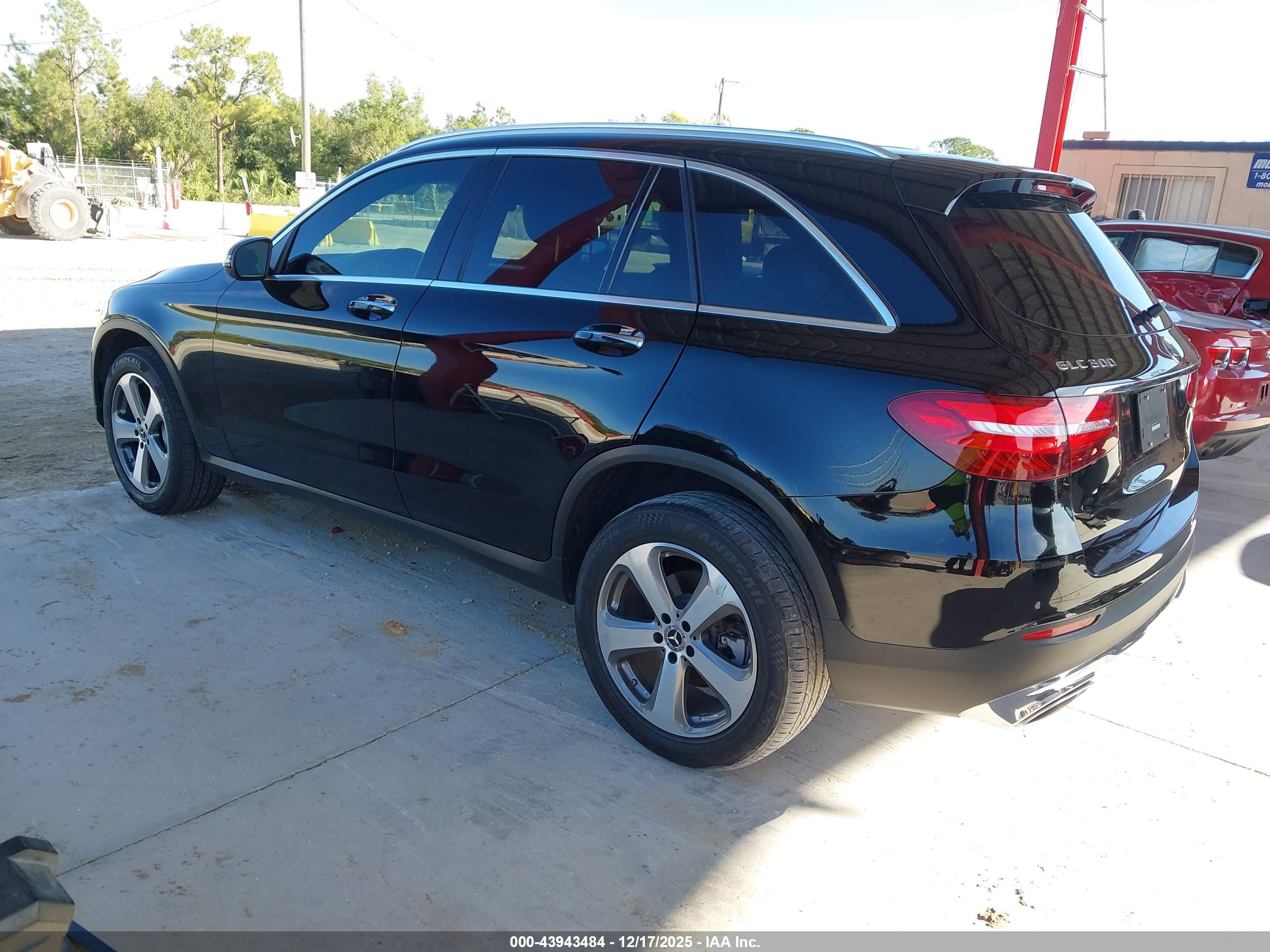 MERCEDES-BENZ GLC image 3