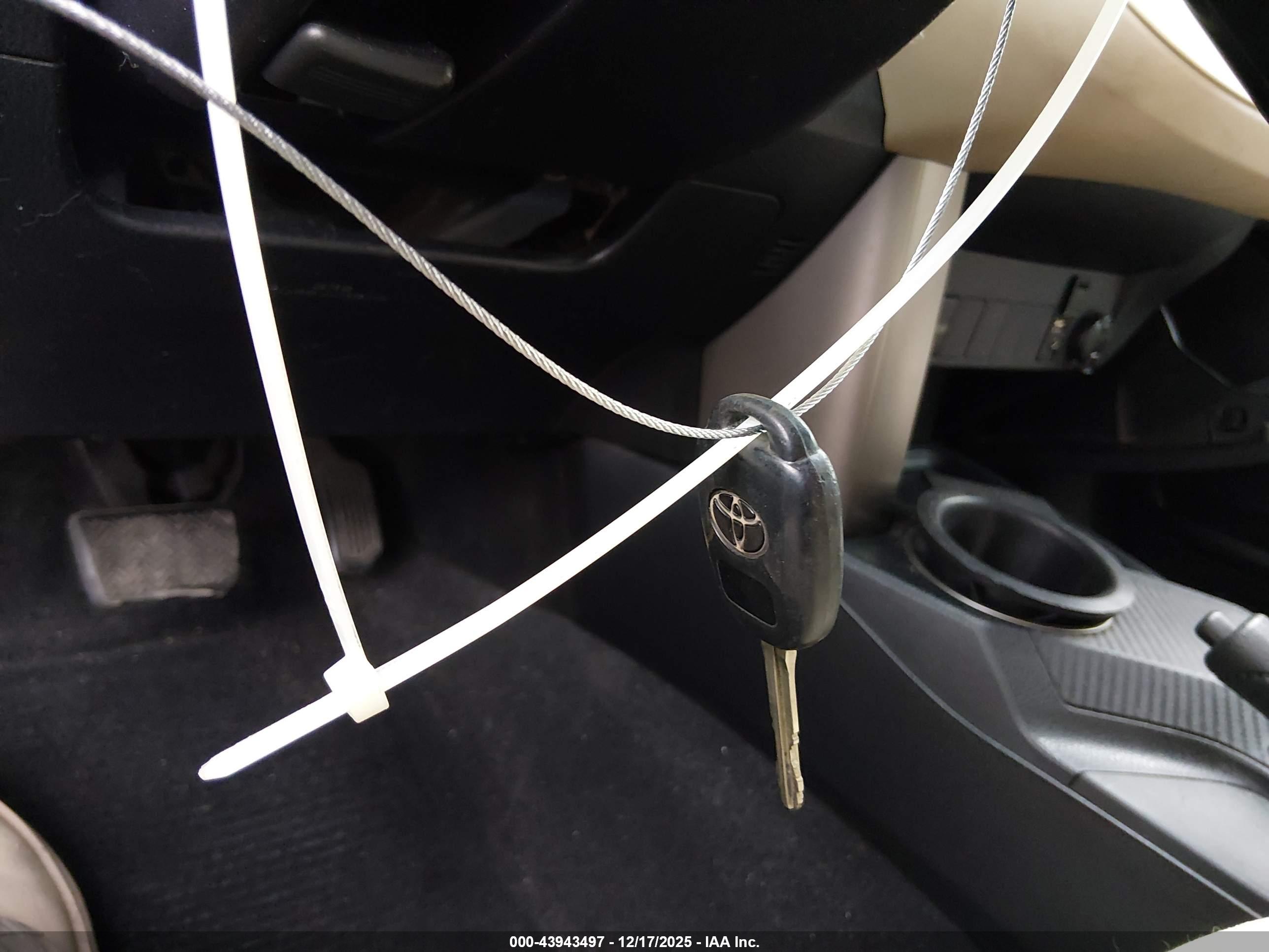 TOYOTA RAV4 image 11