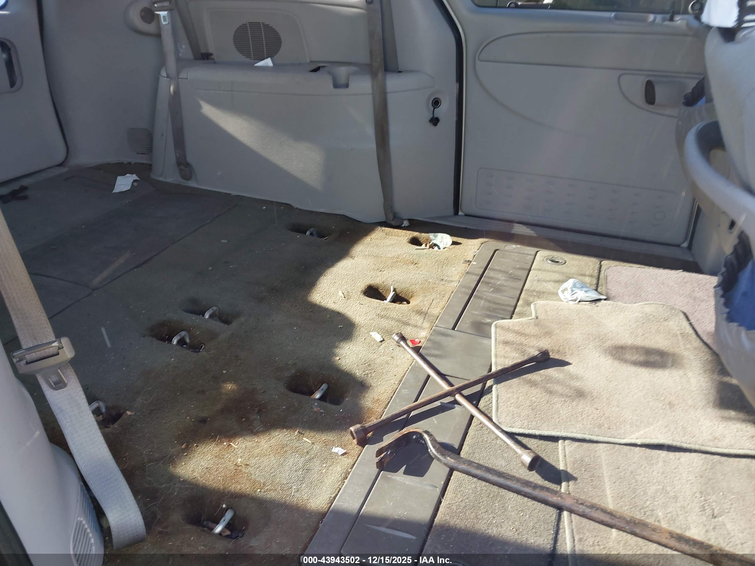 CHRYSLER TOWN image 8