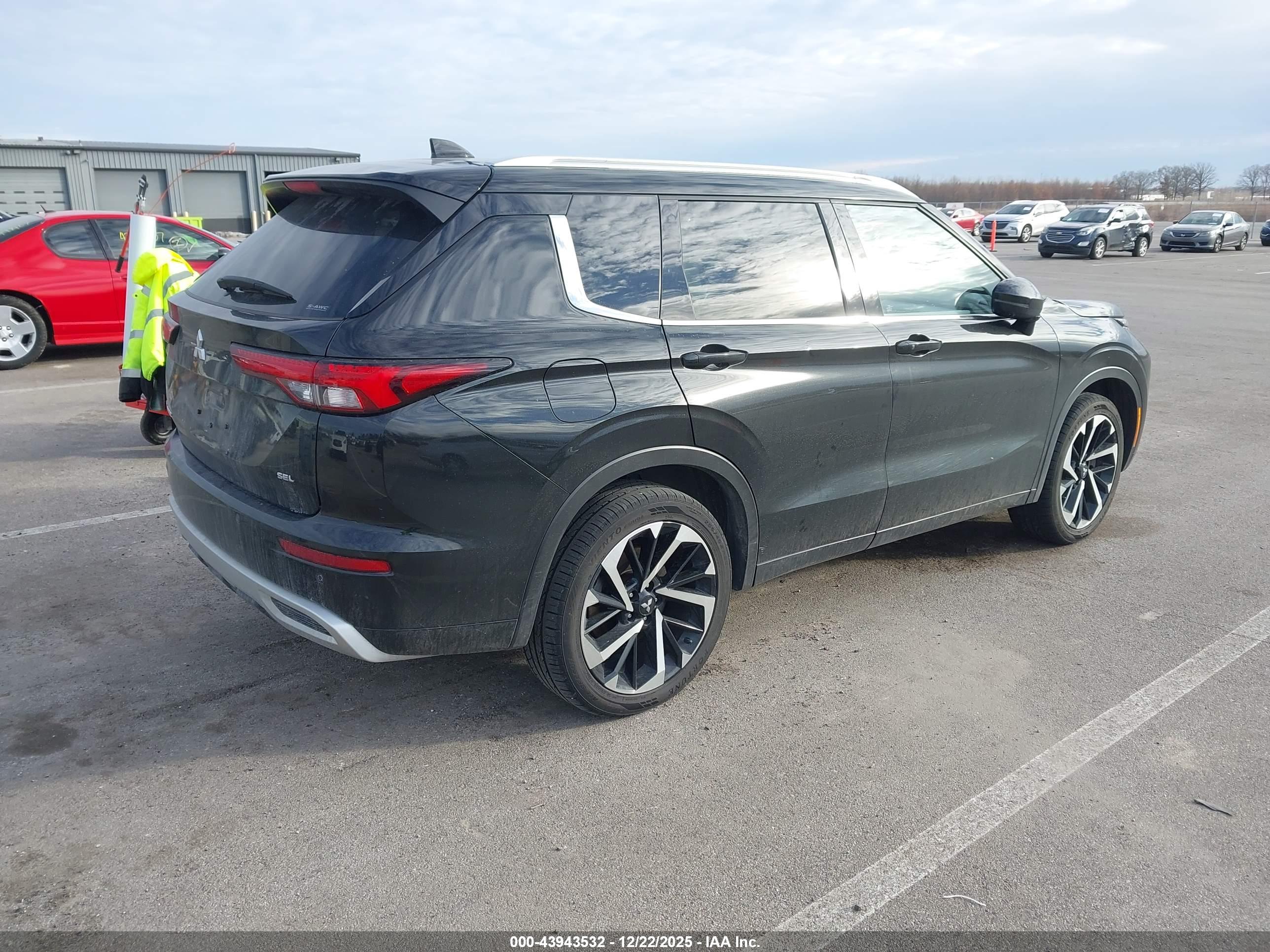 MITSUBISHI OUTLANDER image 4