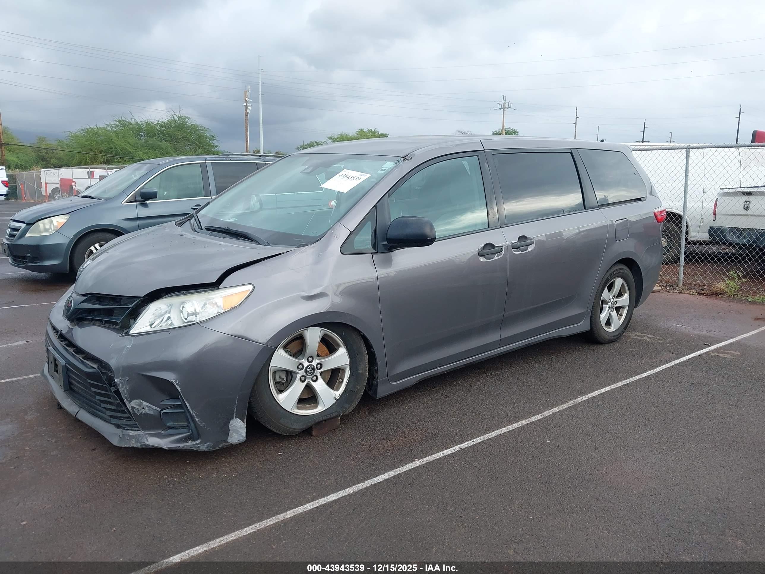 TOYOTA SIENNA image 2