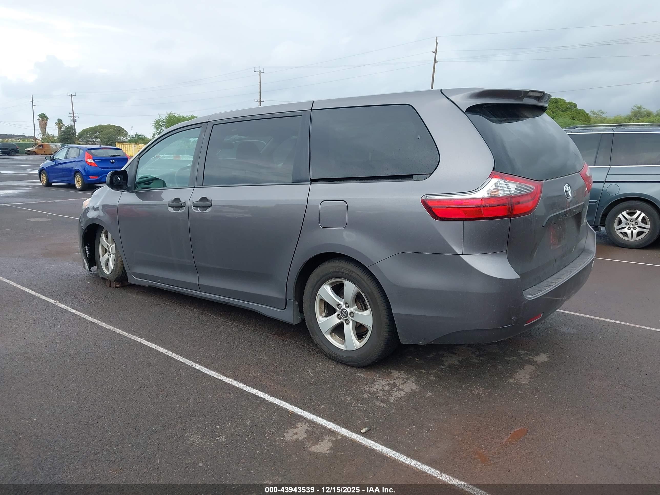 TOYOTA SIENNA image 3