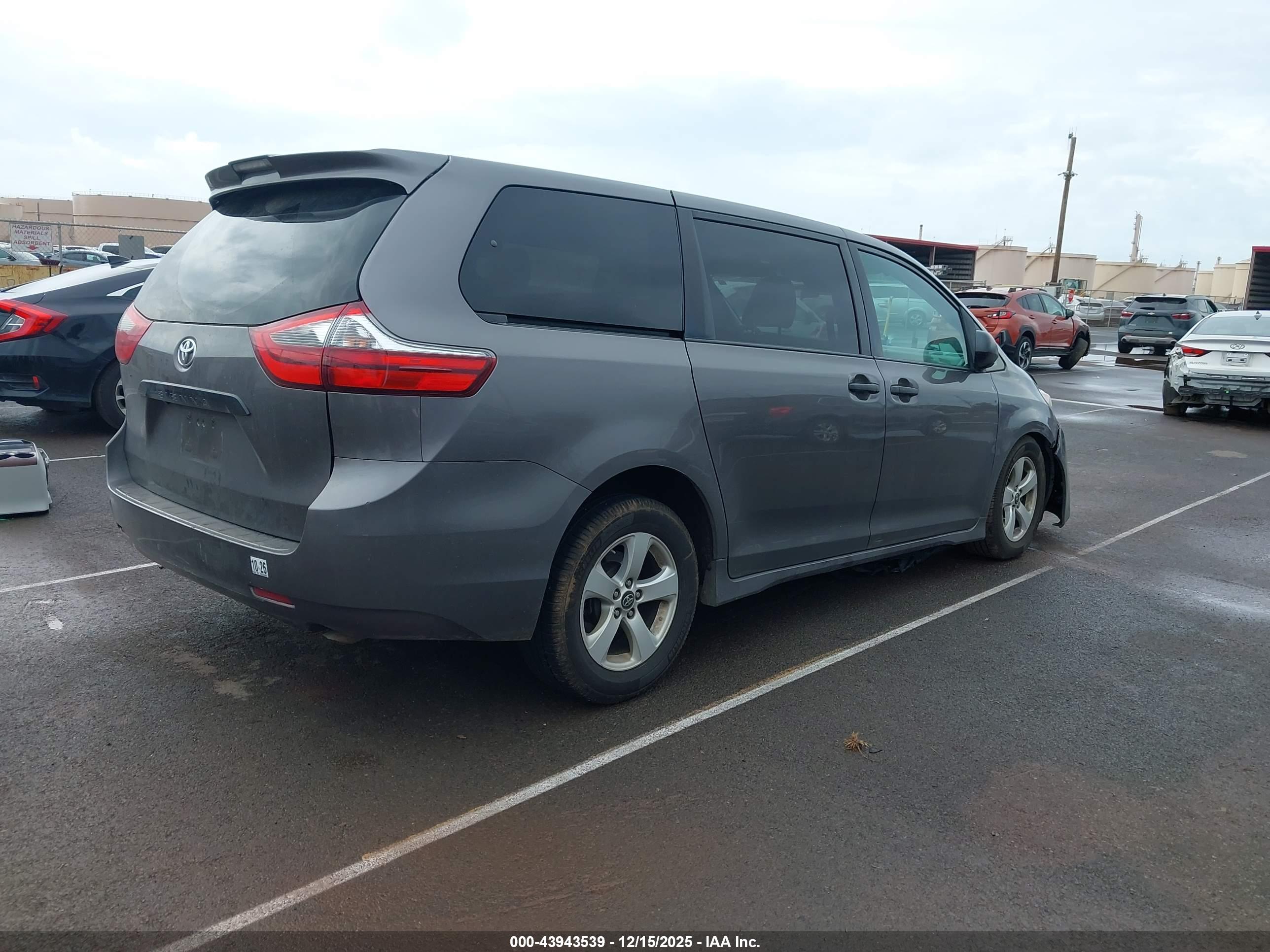 TOYOTA SIENNA image 4
