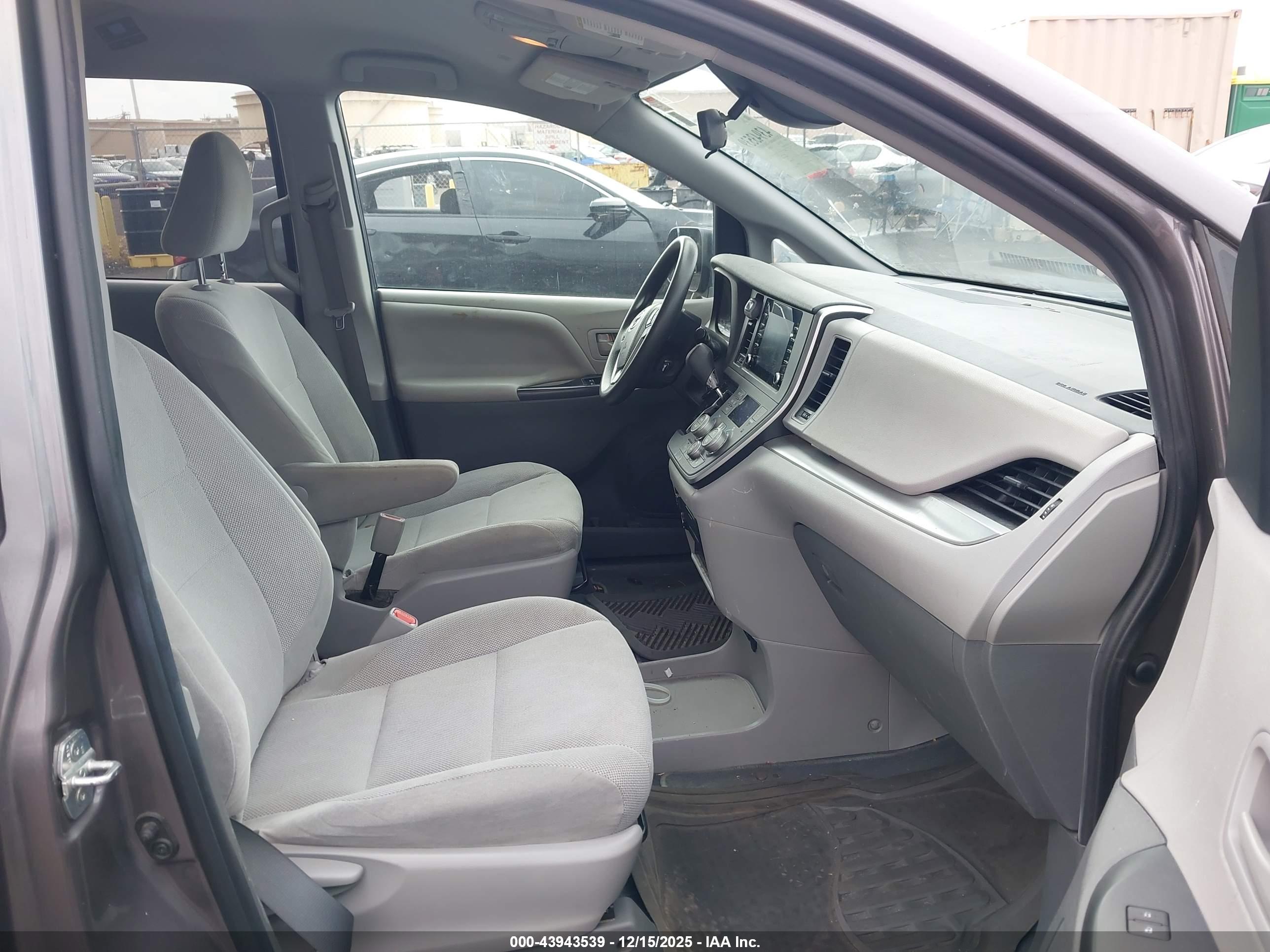 TOYOTA SIENNA image 5