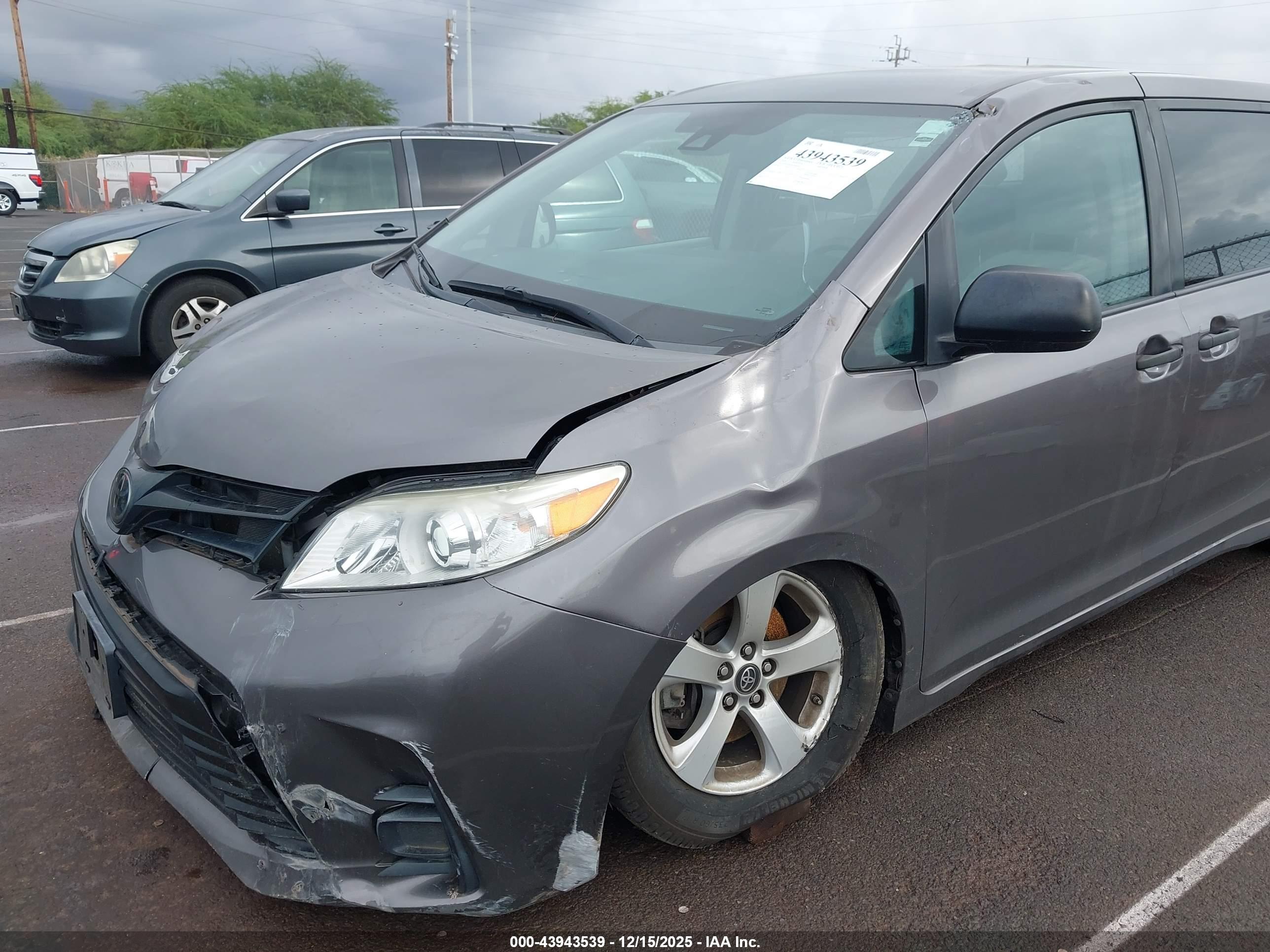 TOYOTA SIENNA image 6