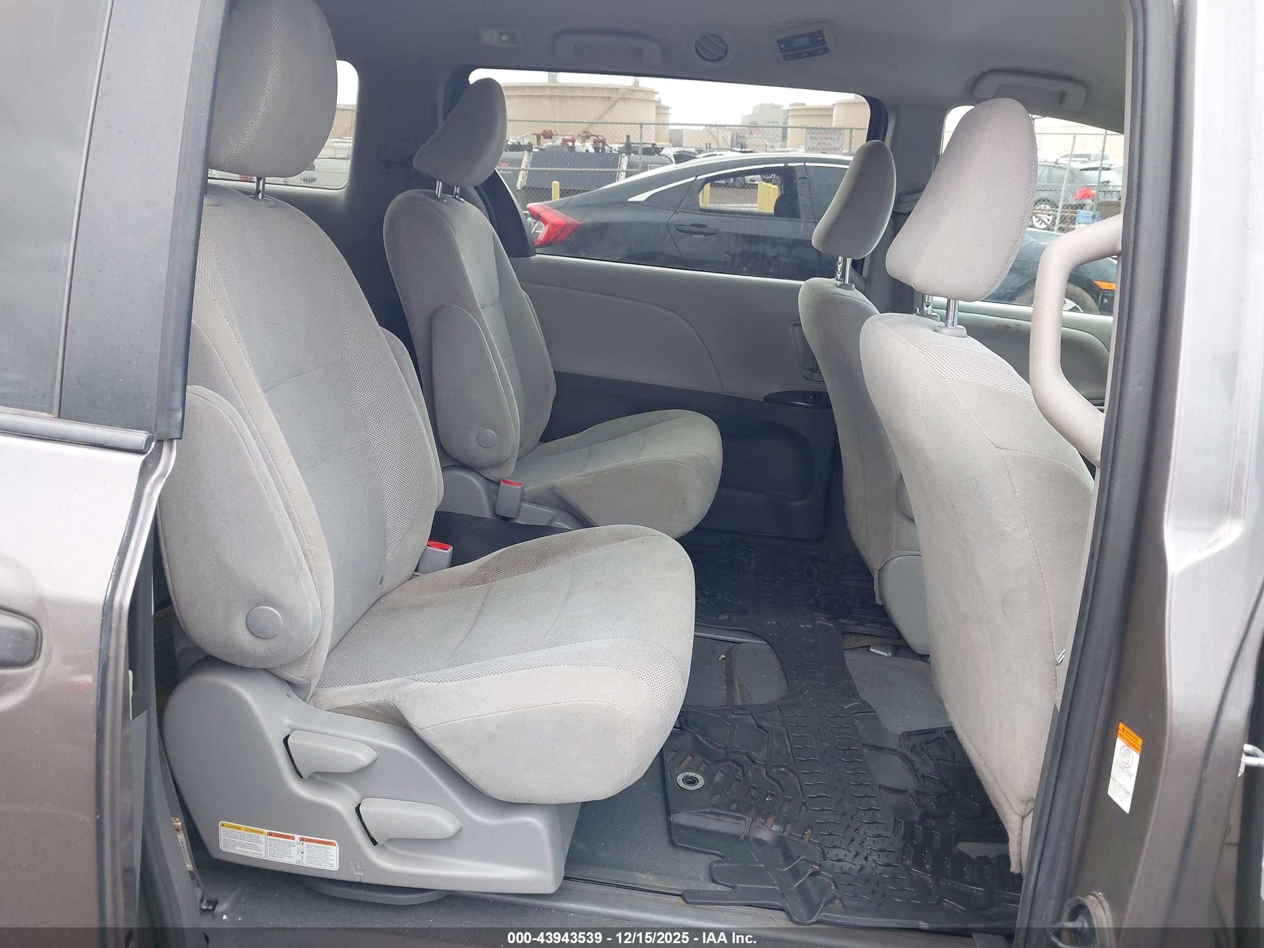 TOYOTA SIENNA image 8