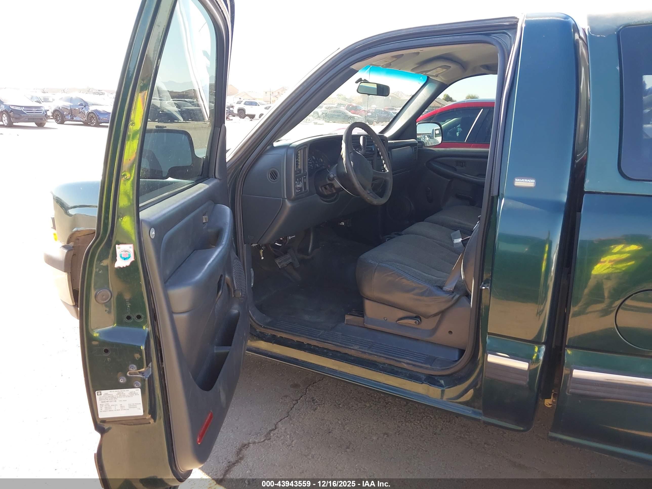 CHEVROLET SILVERADO image 5