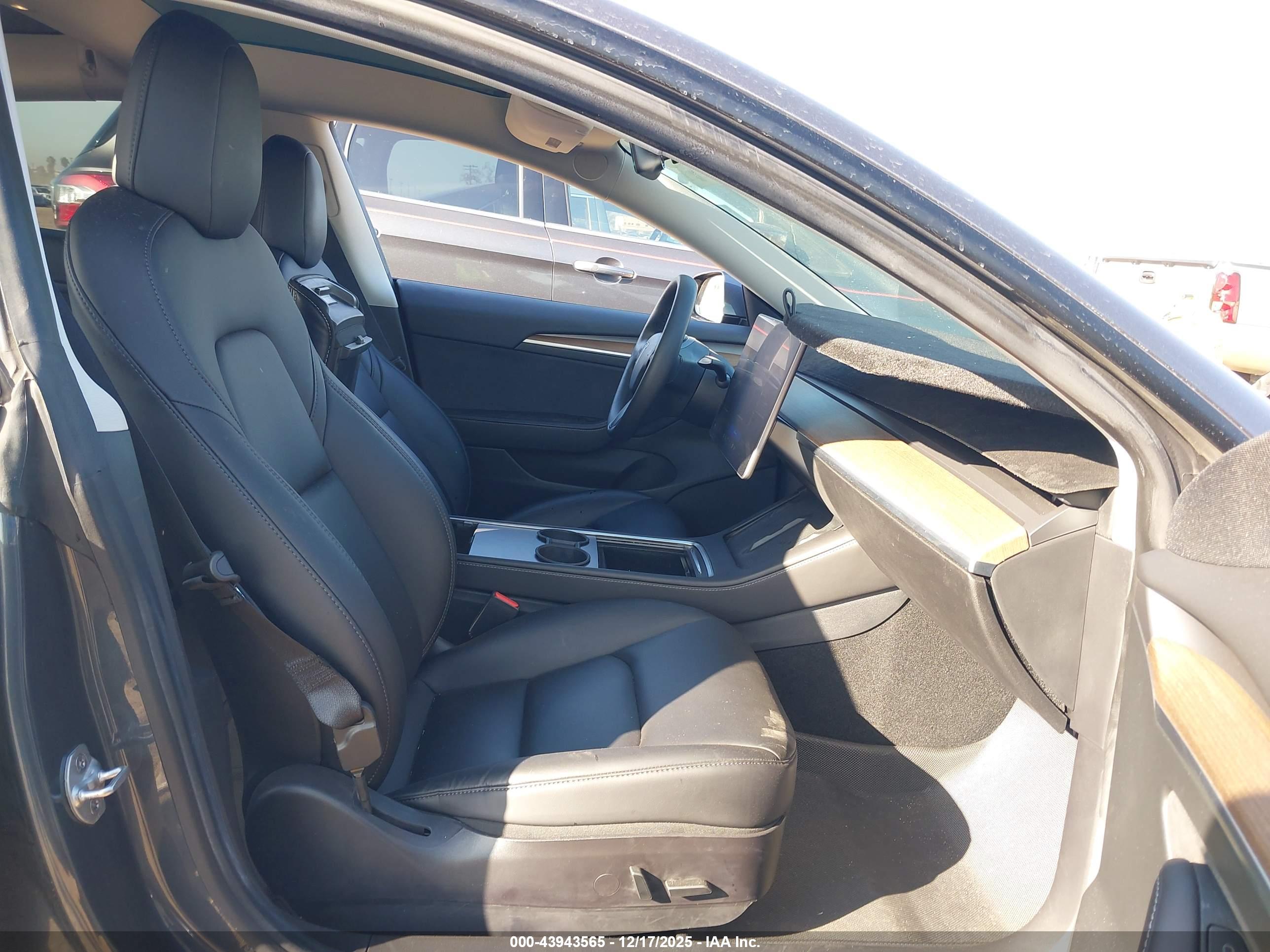 TESLA MODEL image 5