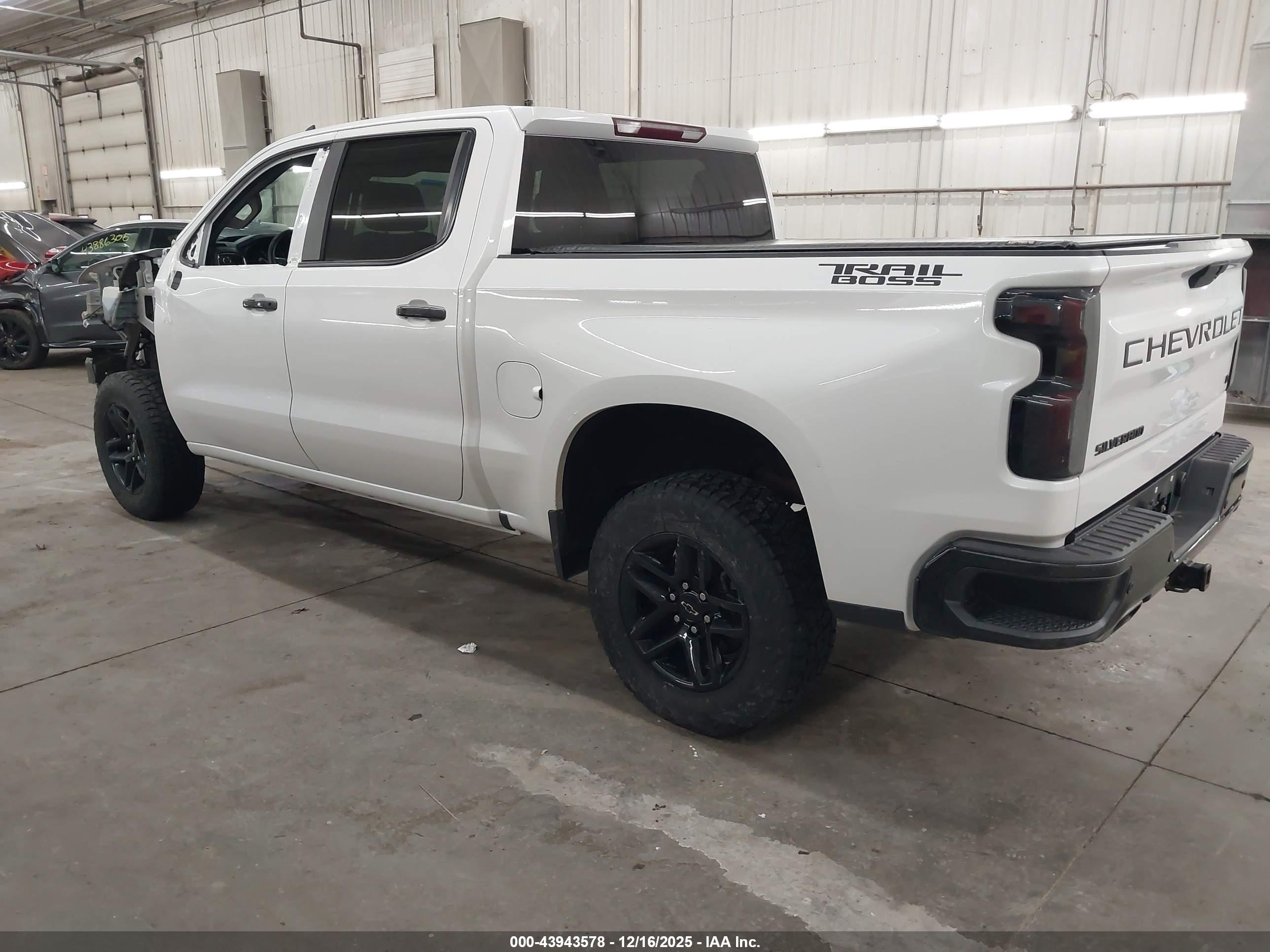 CHEVROLET SILVERADO image 3