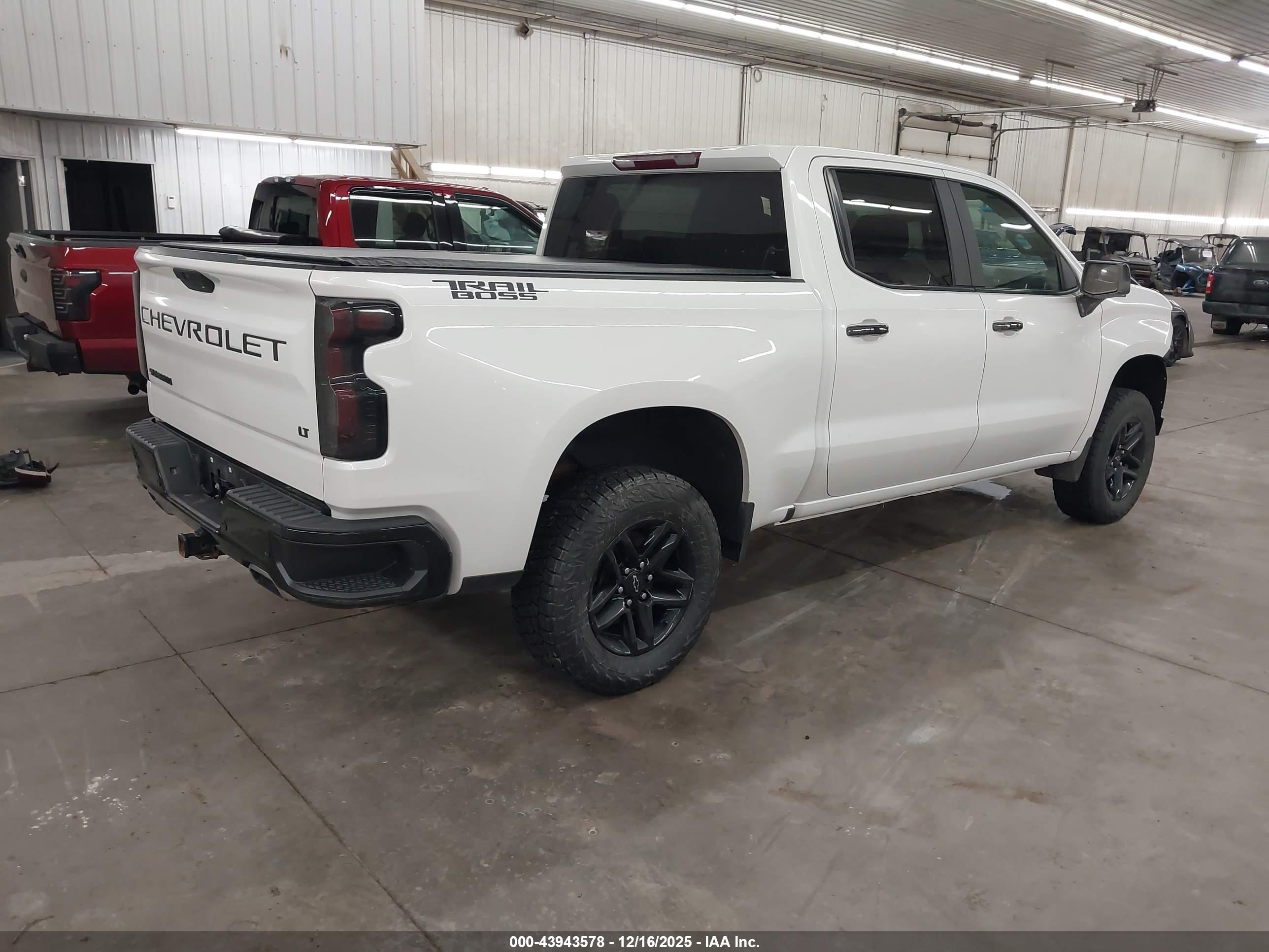 CHEVROLET SILVERADO image 4