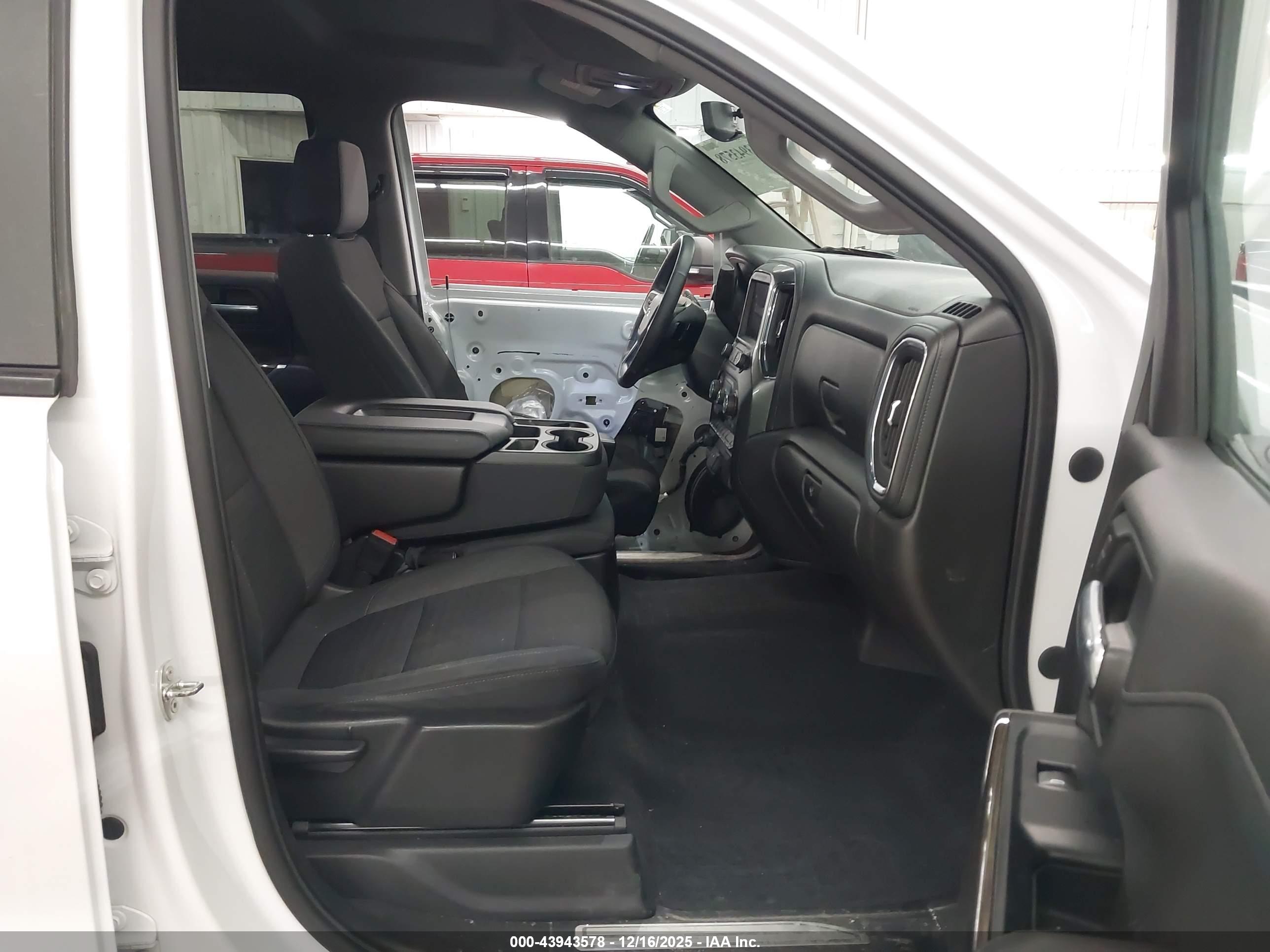CHEVROLET SILVERADO image 5