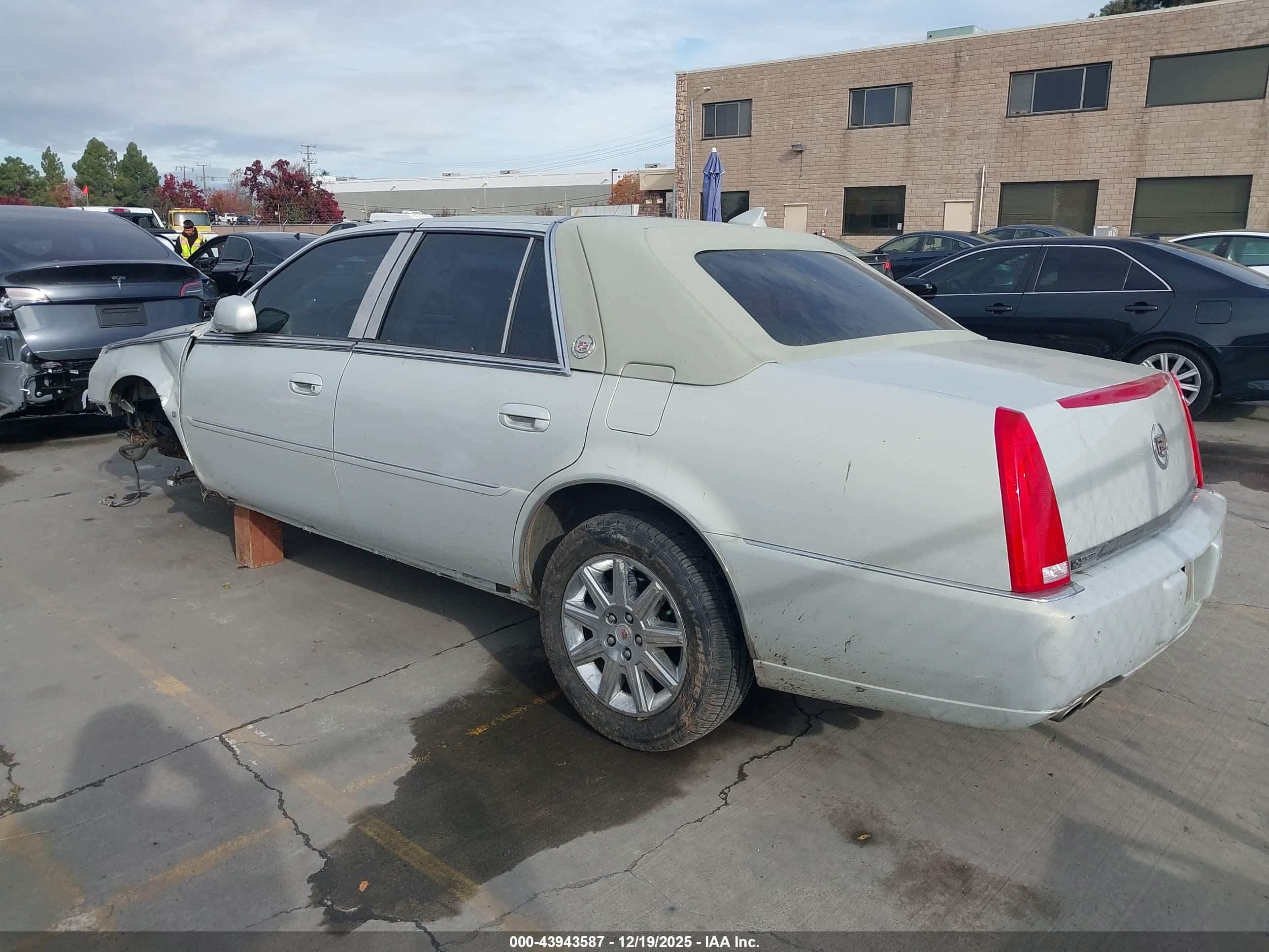 CADILLAC DTS image 3