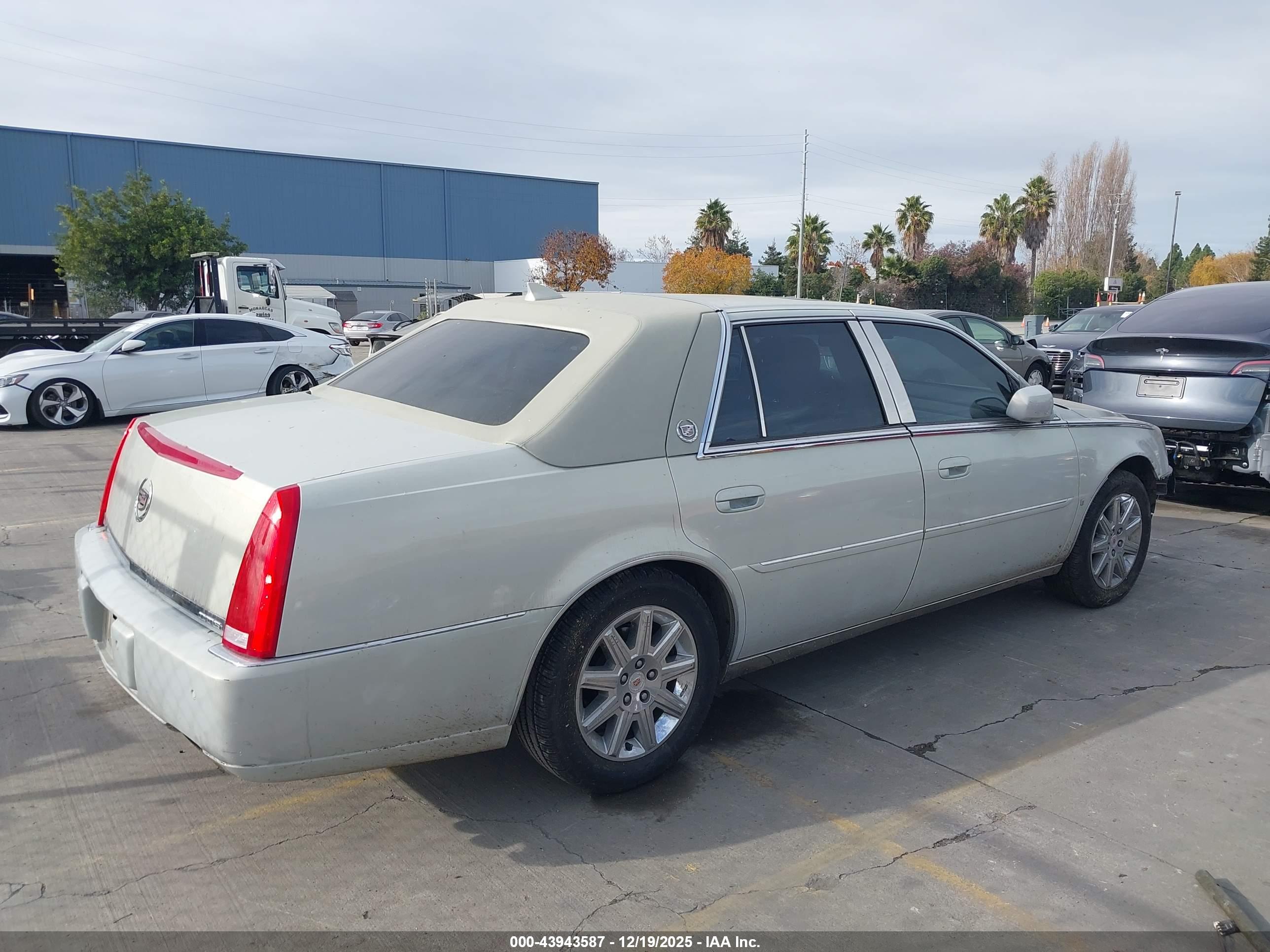 CADILLAC DTS image 4