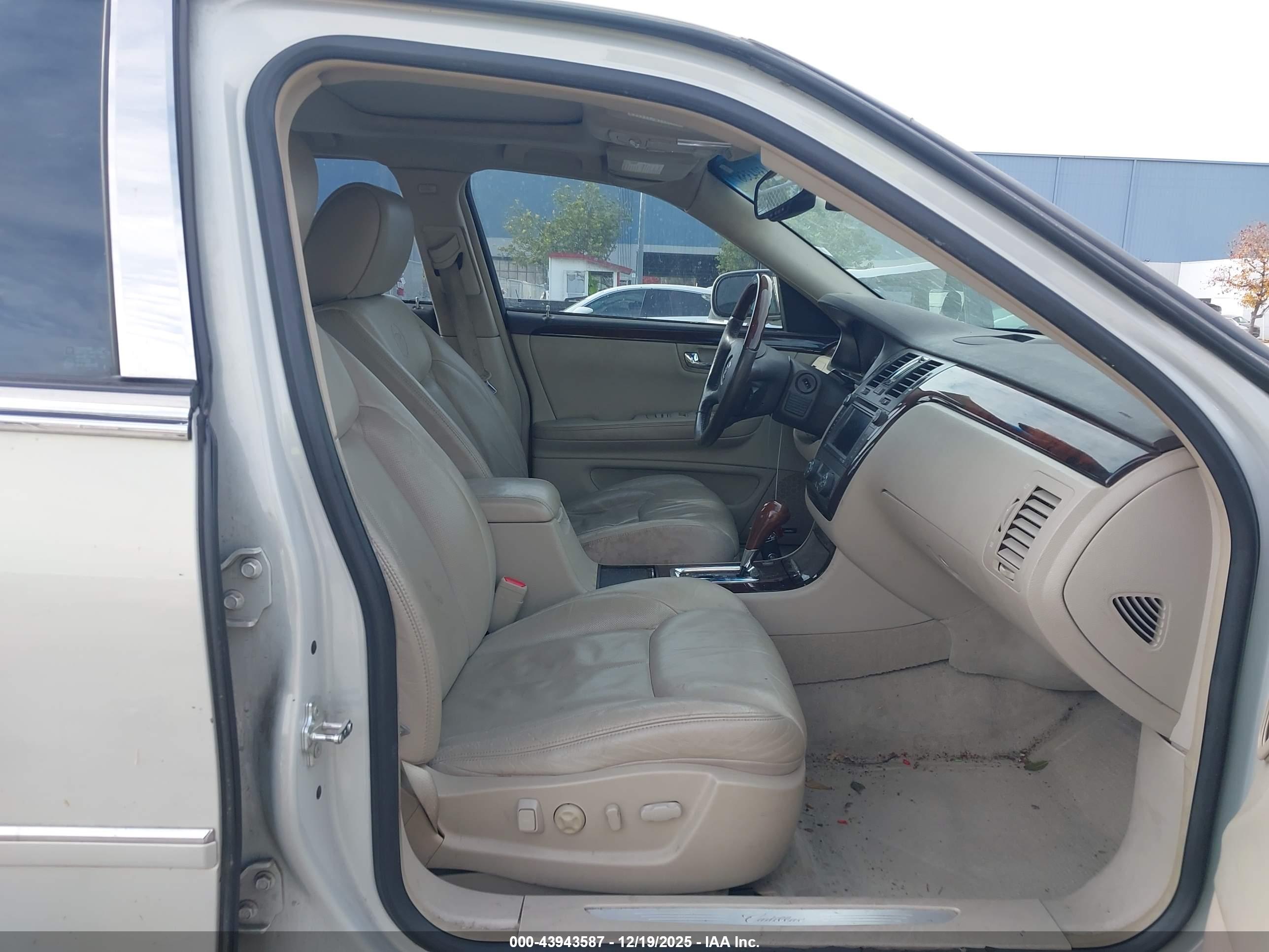 CADILLAC DTS image 5