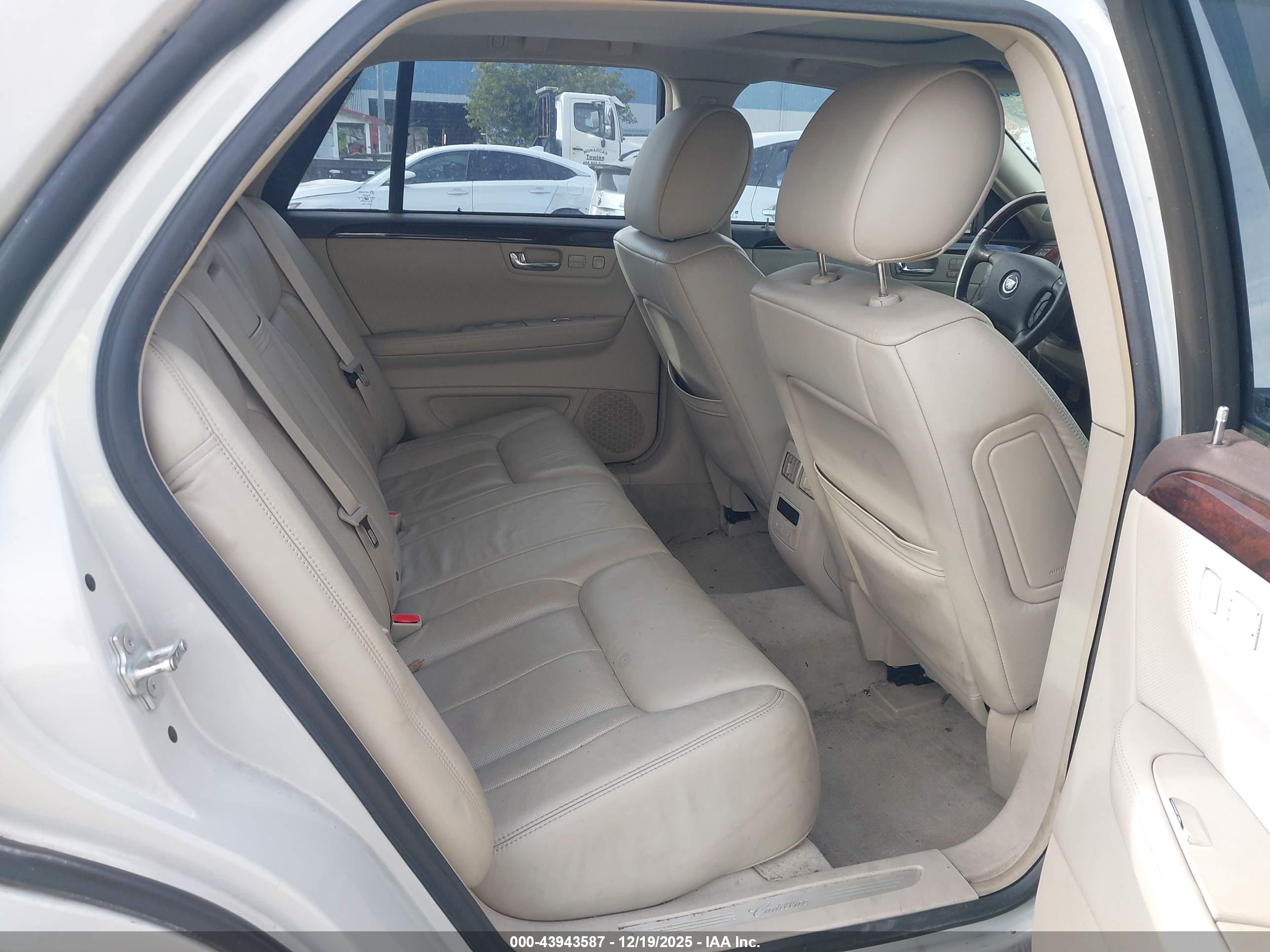 CADILLAC DTS image 8
