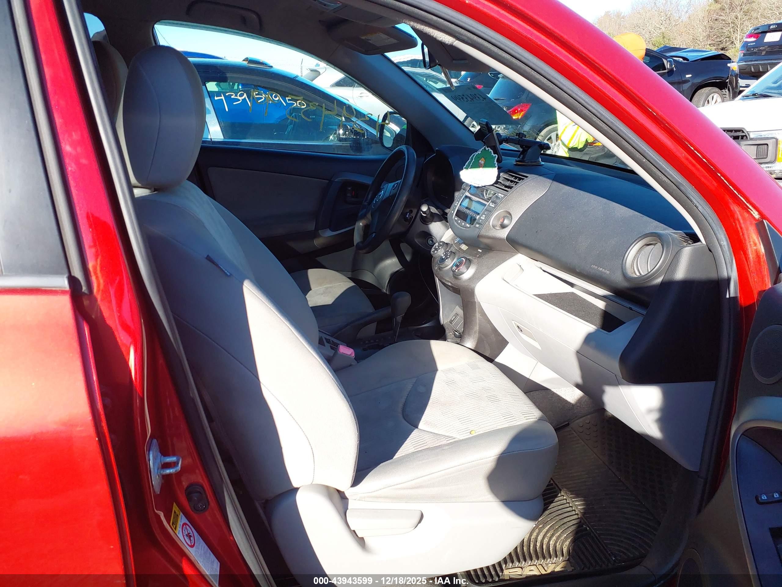 TOYOTA RAV4 image 5