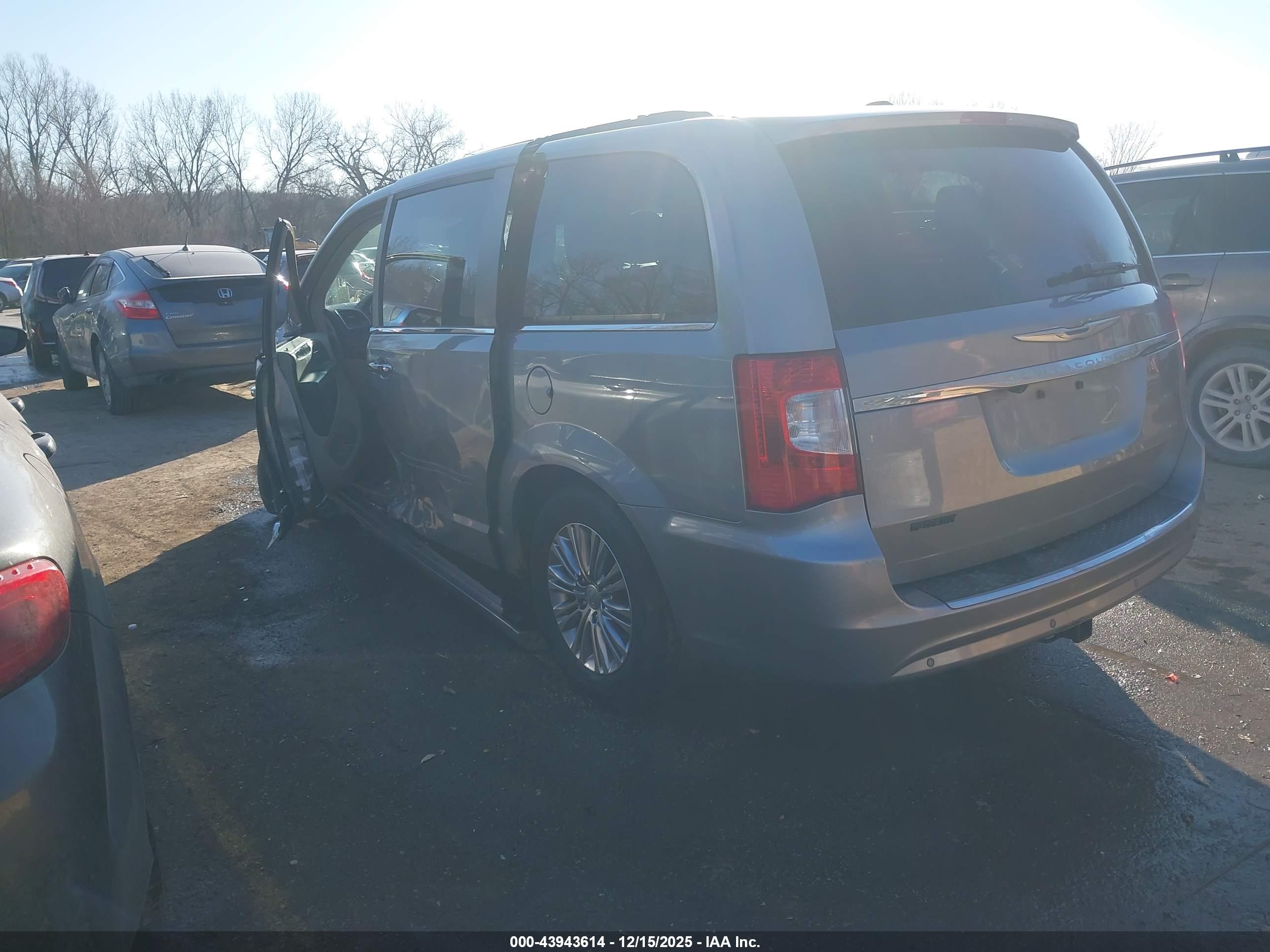 CHRYSLER TOWN image 3