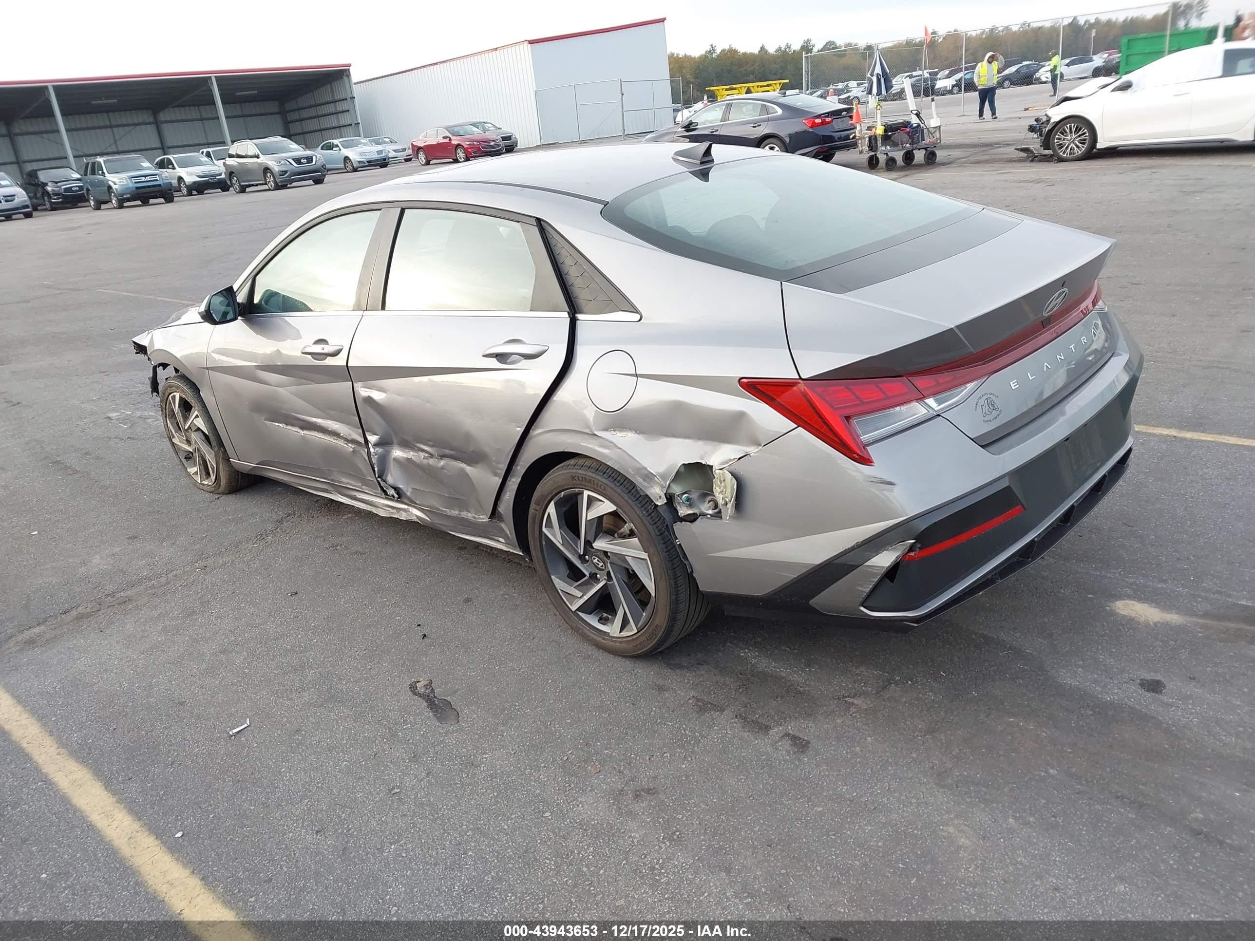 HYUNDAI ELANTRA image 3