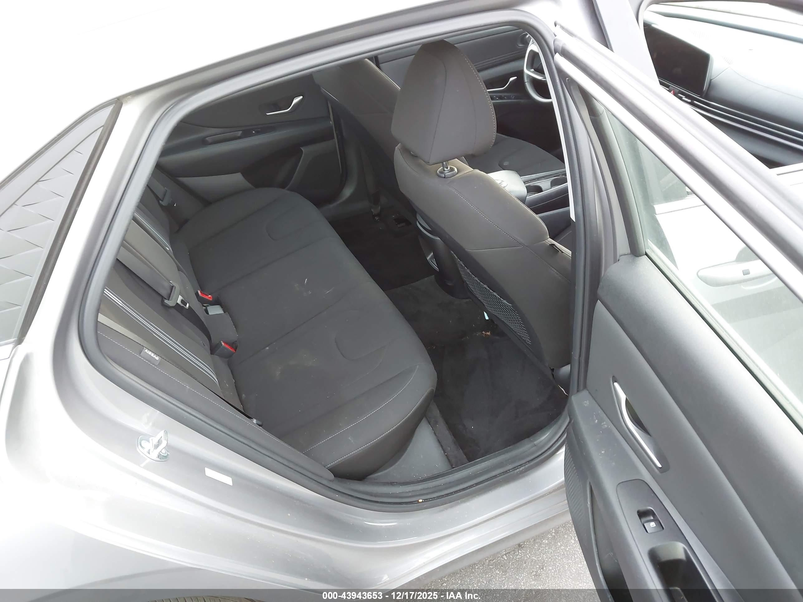 HYUNDAI ELANTRA image 8