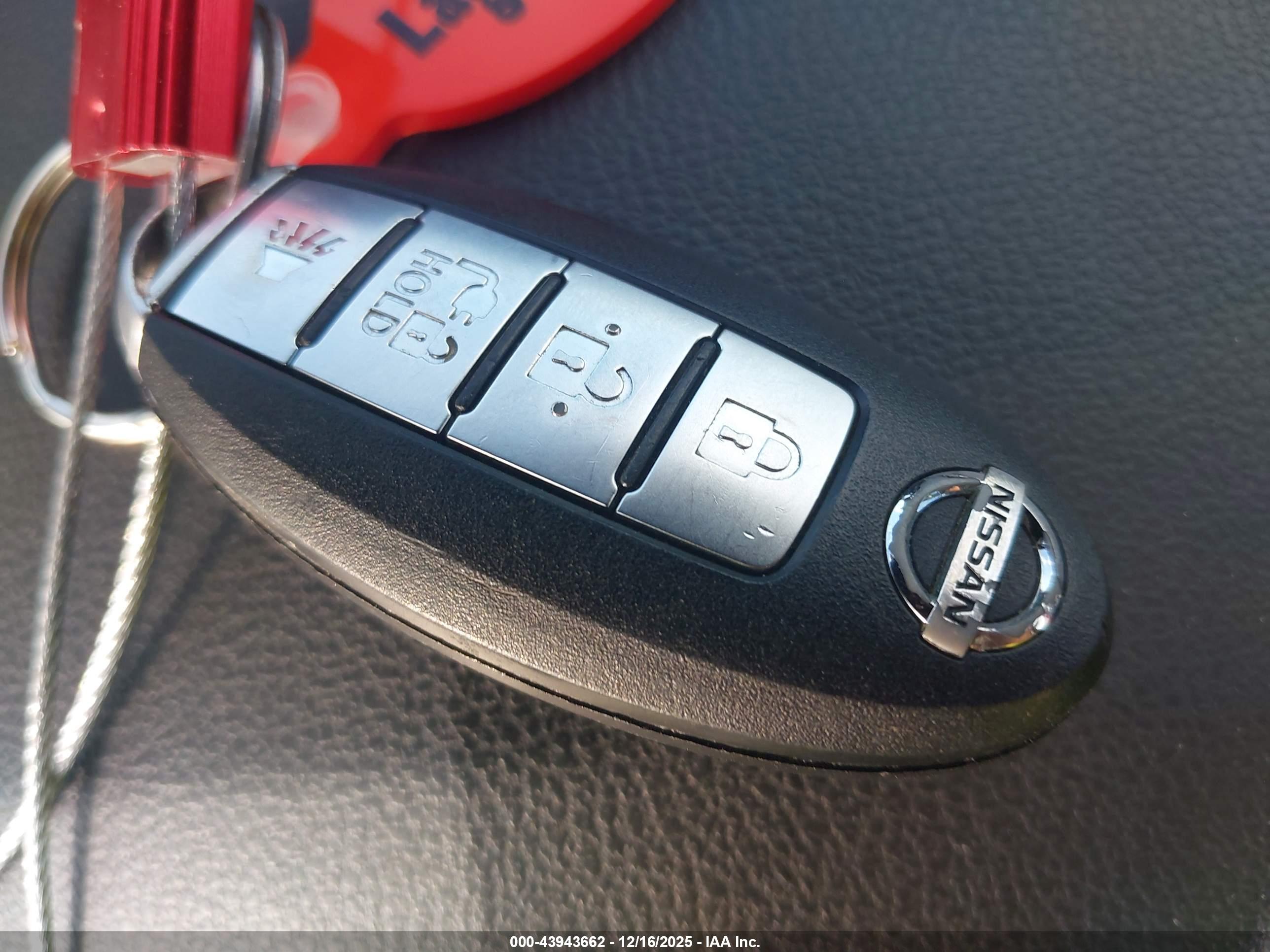 NISSAN LEAF image 11