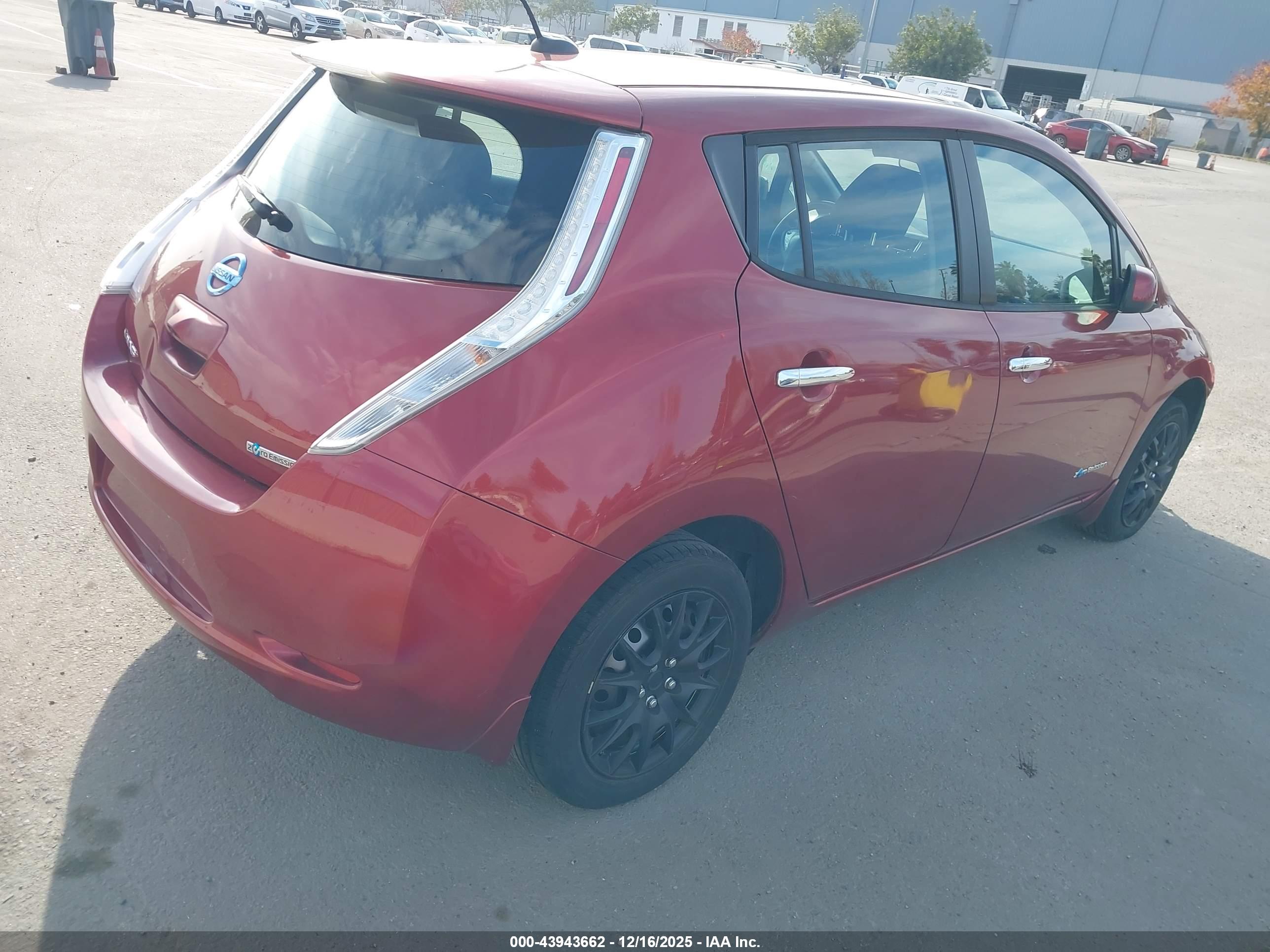 NISSAN LEAF image 4
