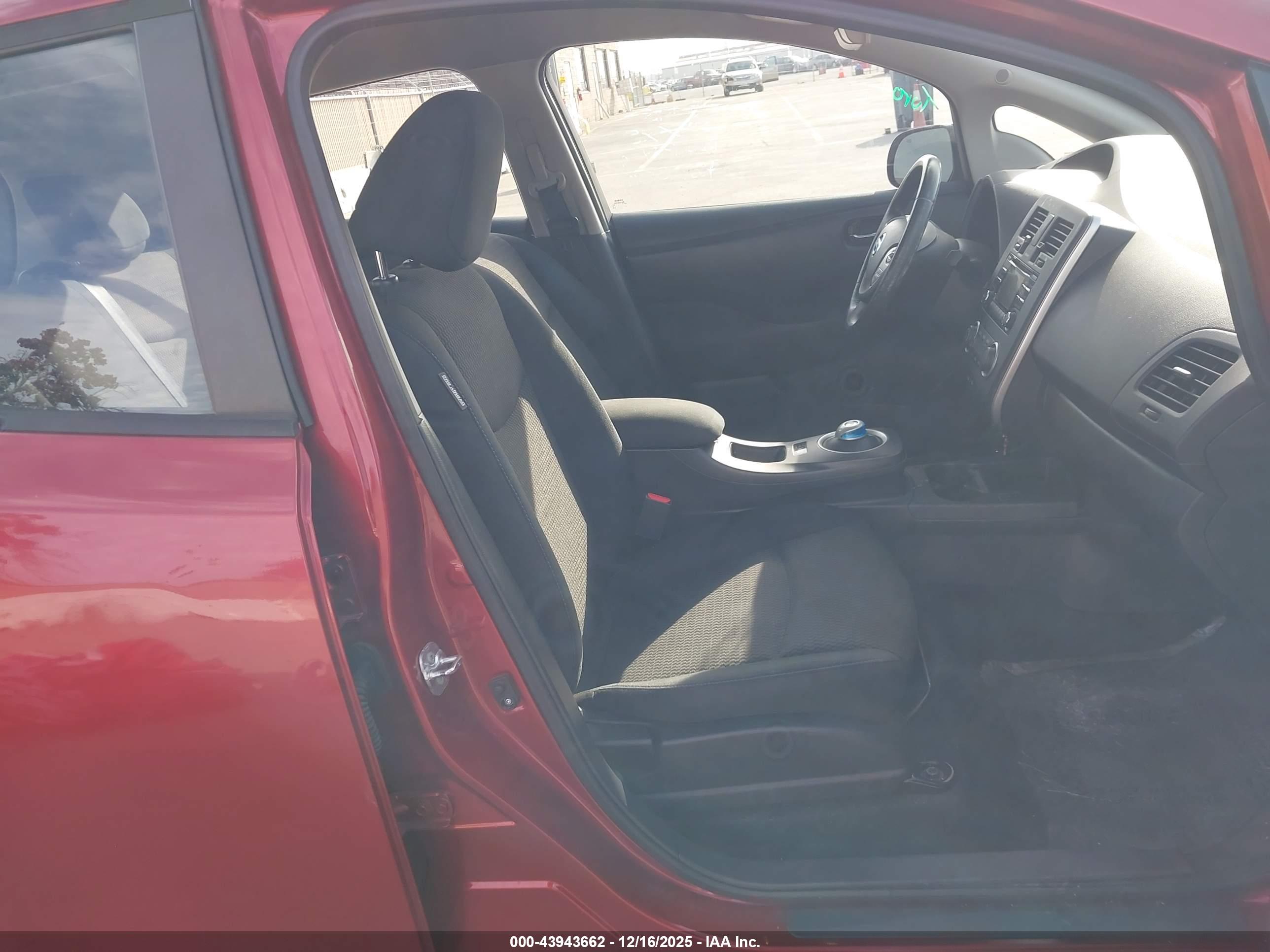 NISSAN LEAF image 5