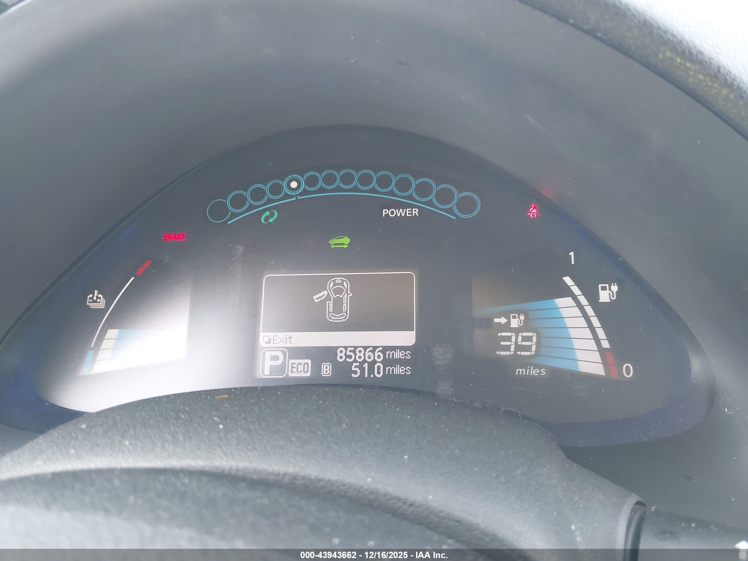 NISSAN LEAF image 7