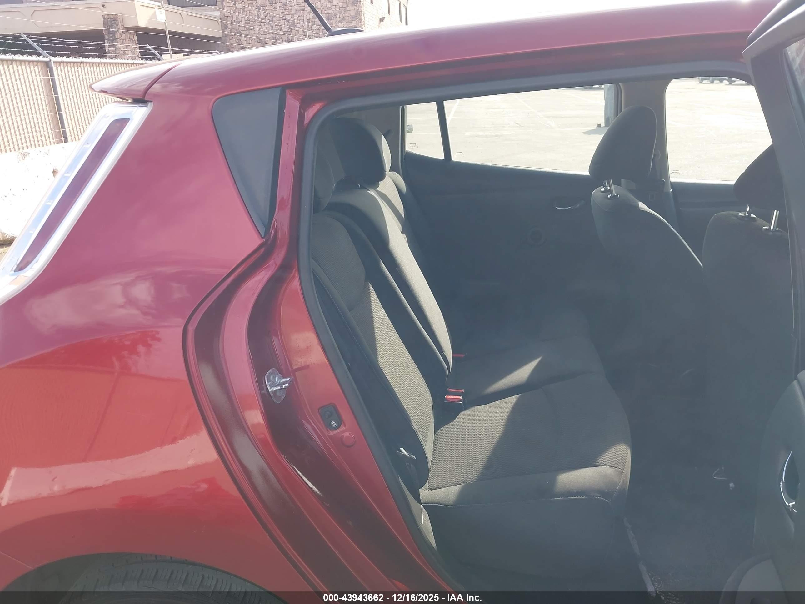 NISSAN LEAF image 8