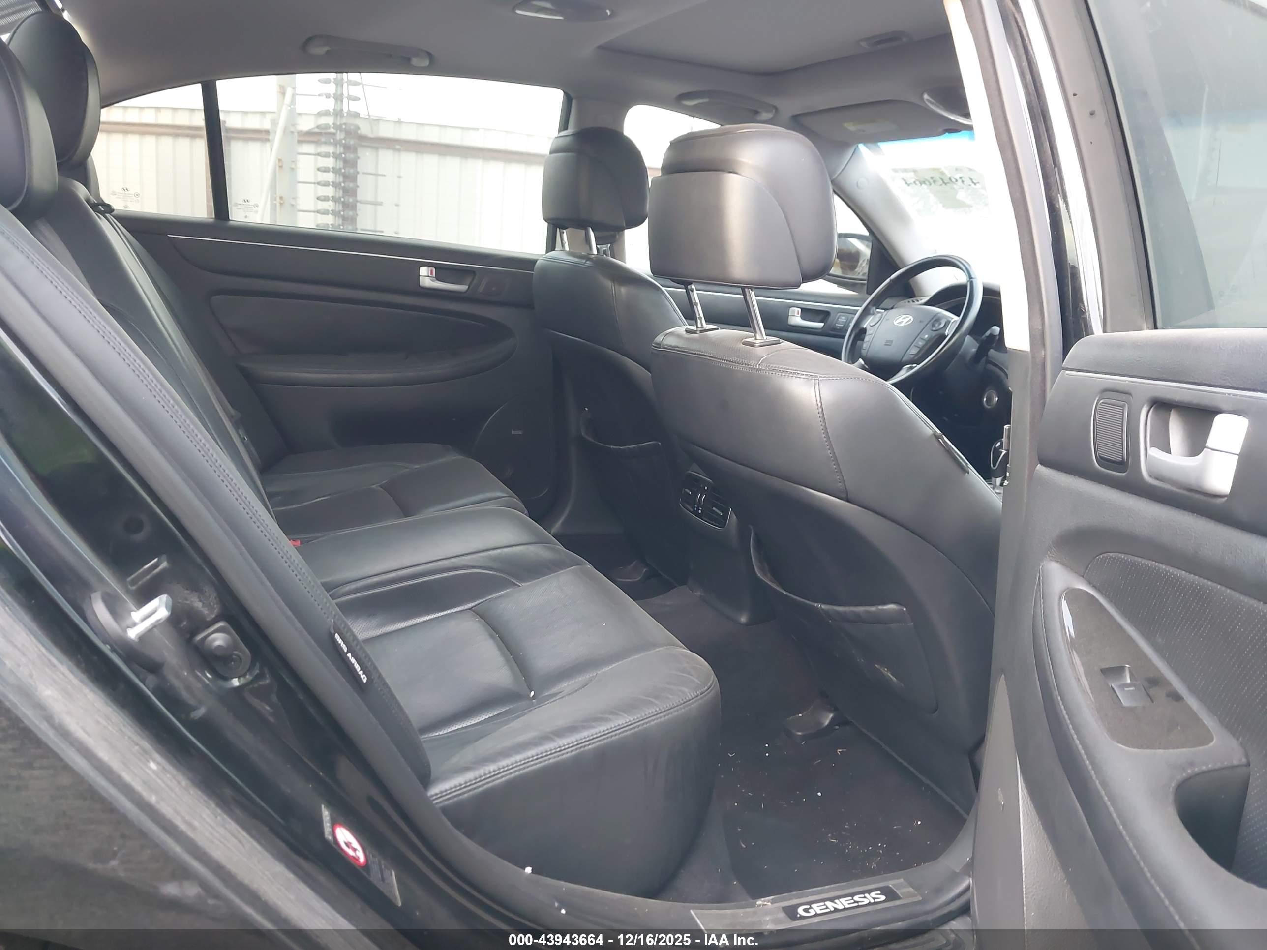 HYUNDAI GENESIS image 8