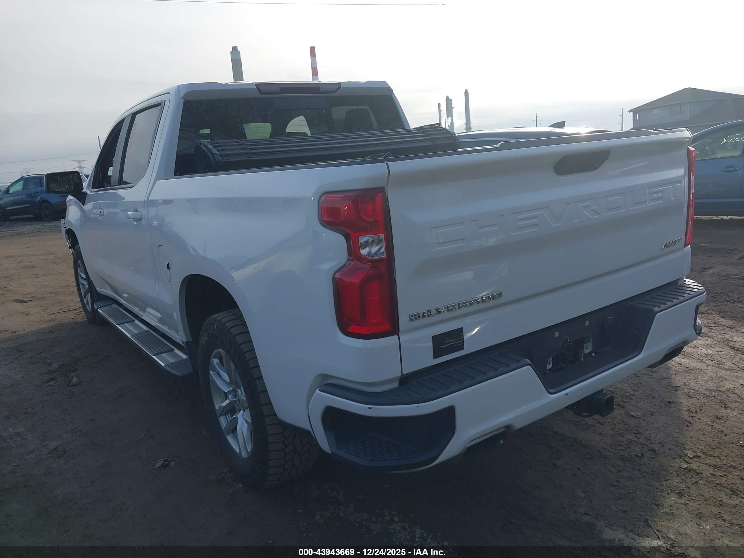 CHEVROLET SILVERADO image 3