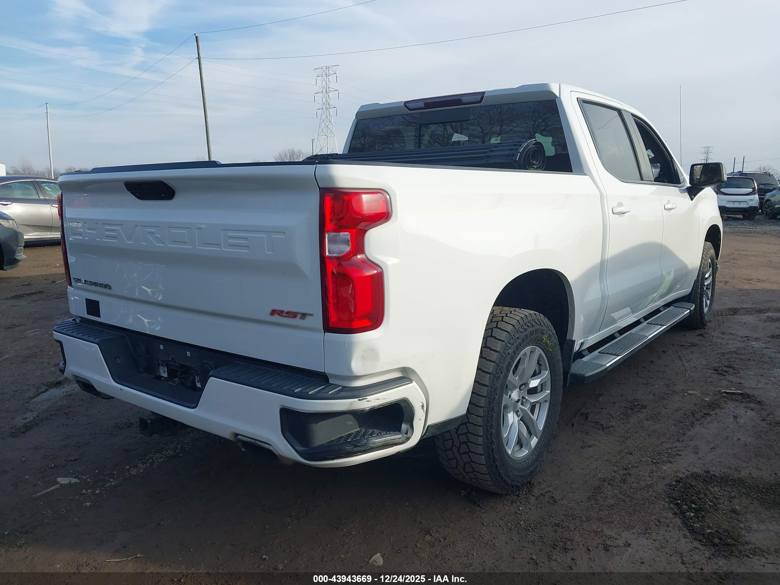 CHEVROLET SILVERADO image 4