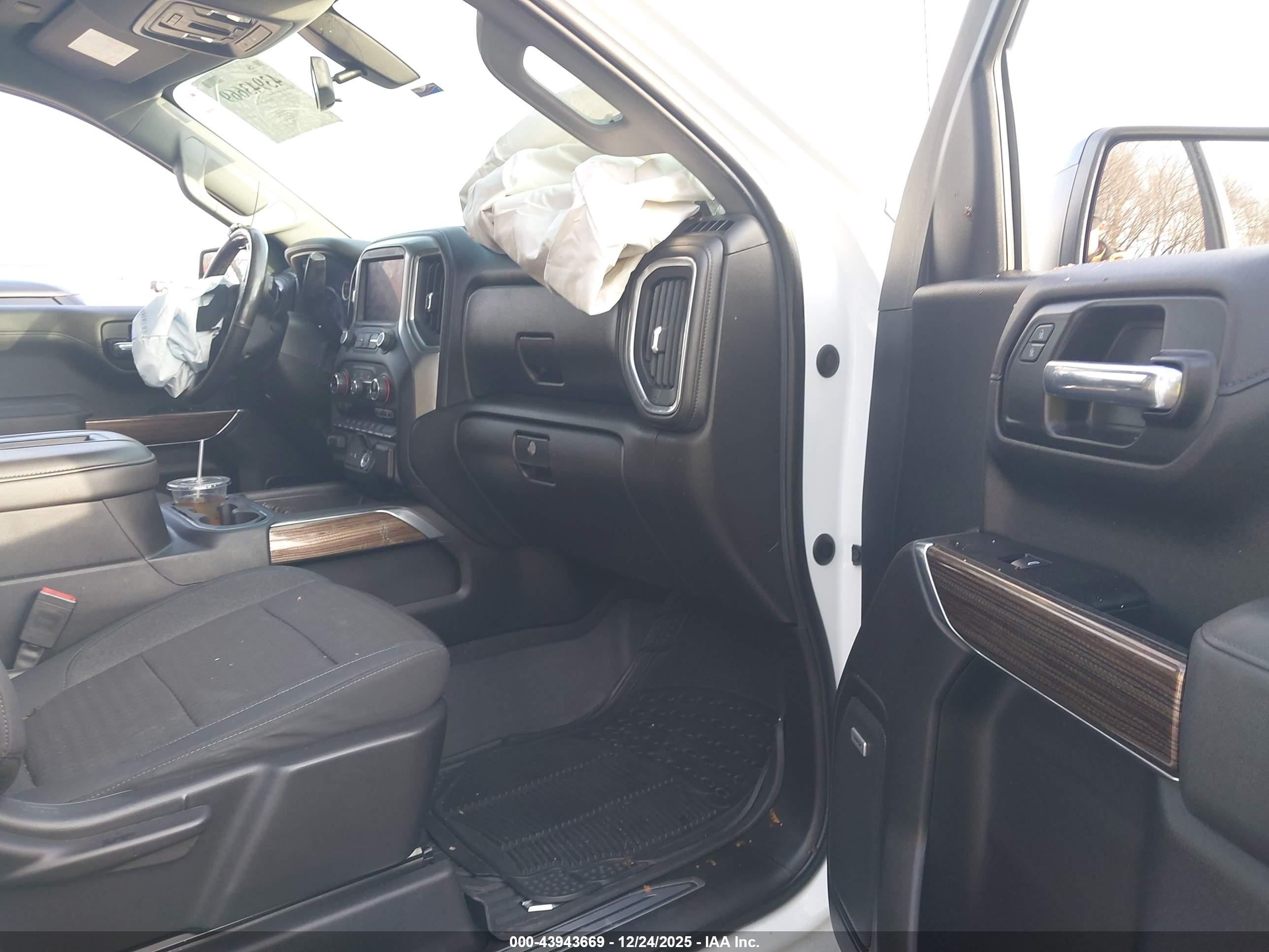 CHEVROLET SILVERADO image 5