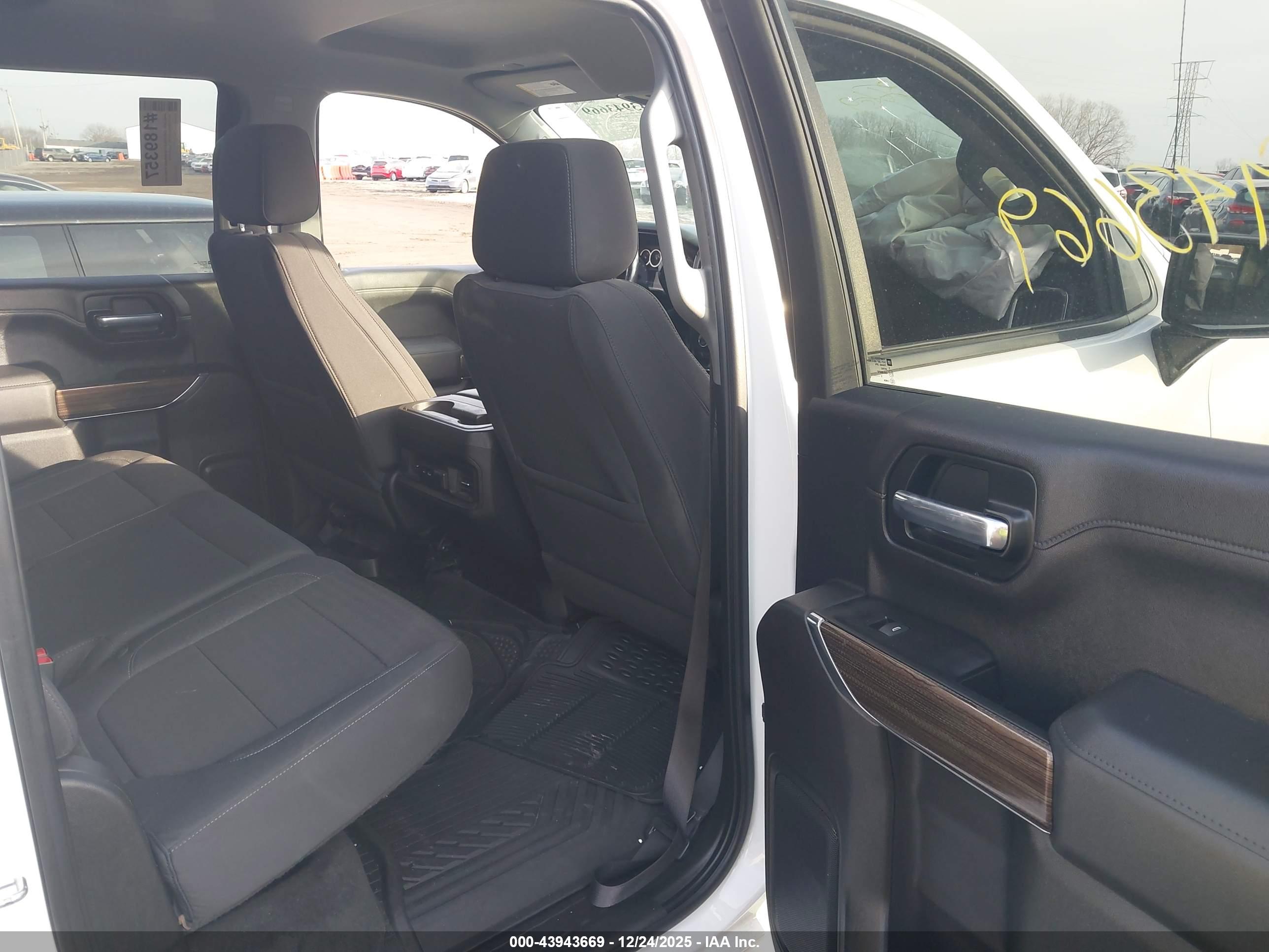CHEVROLET SILVERADO image 8