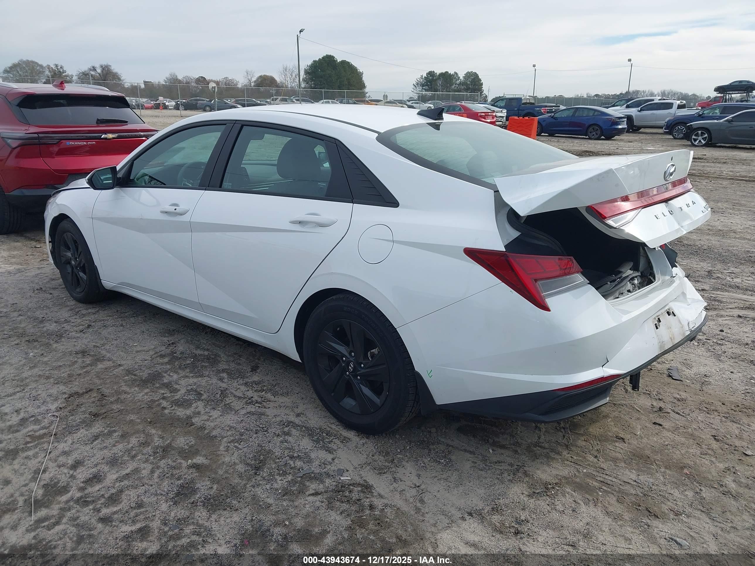 HYUNDAI ELANTRA image 3