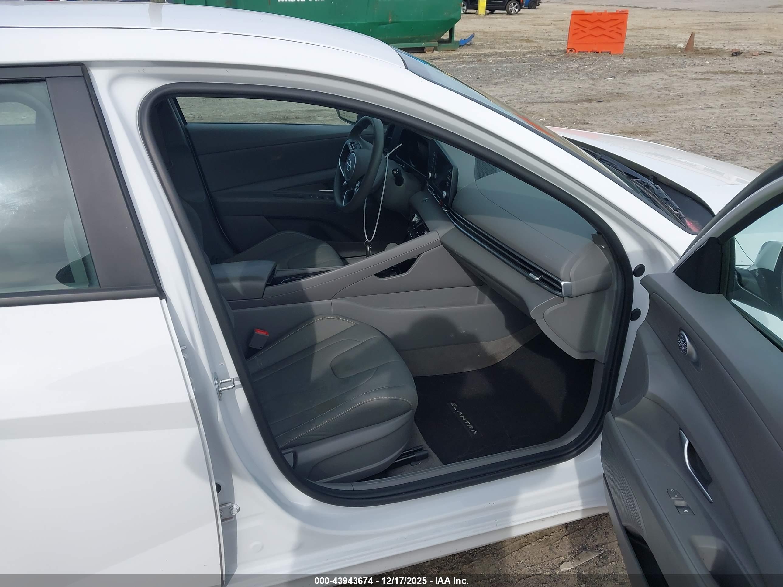 HYUNDAI ELANTRA image 5