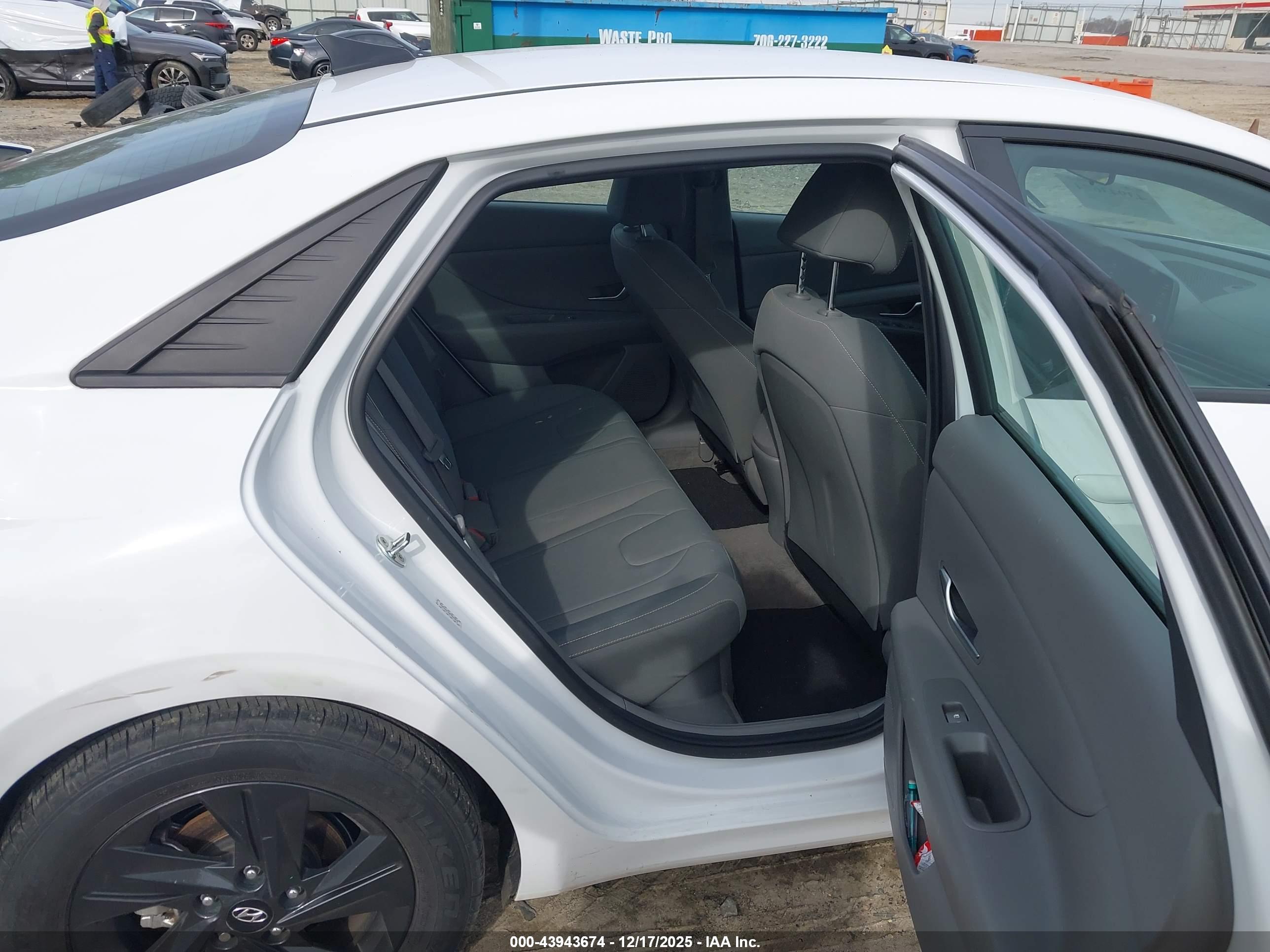 HYUNDAI ELANTRA image 8