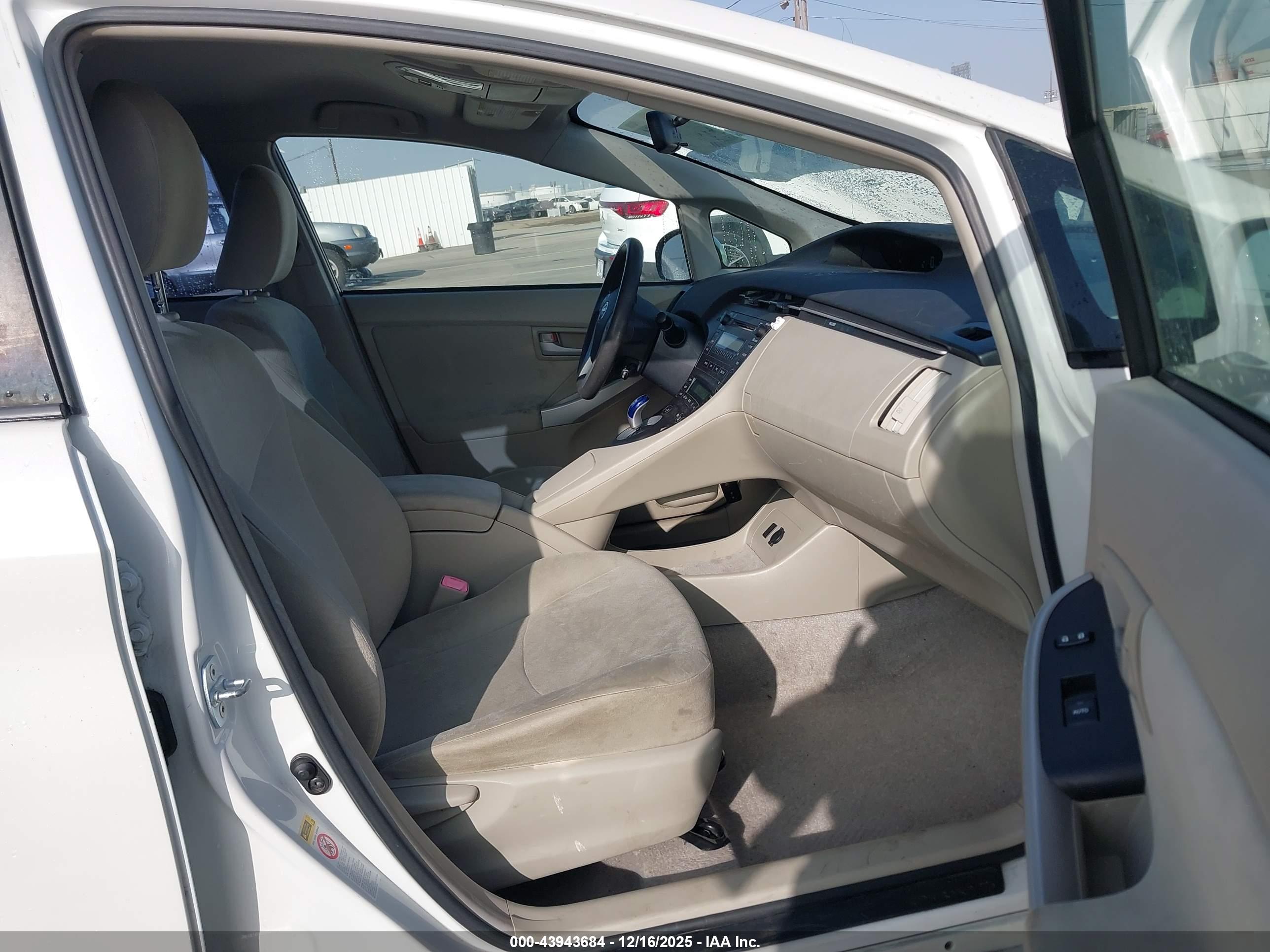 TOYOTA PRIUS image 5