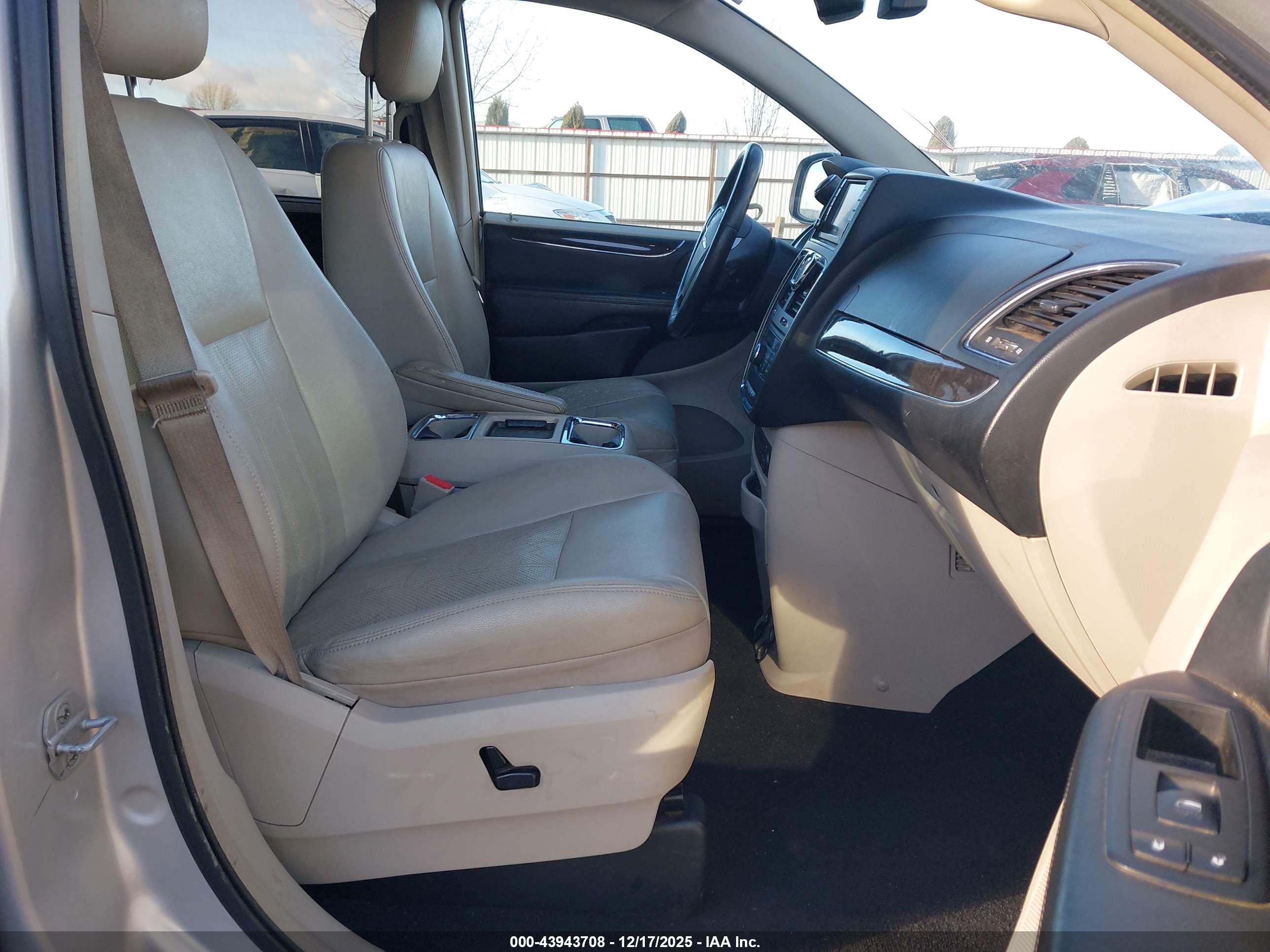 CHRYSLER TOWN image 5