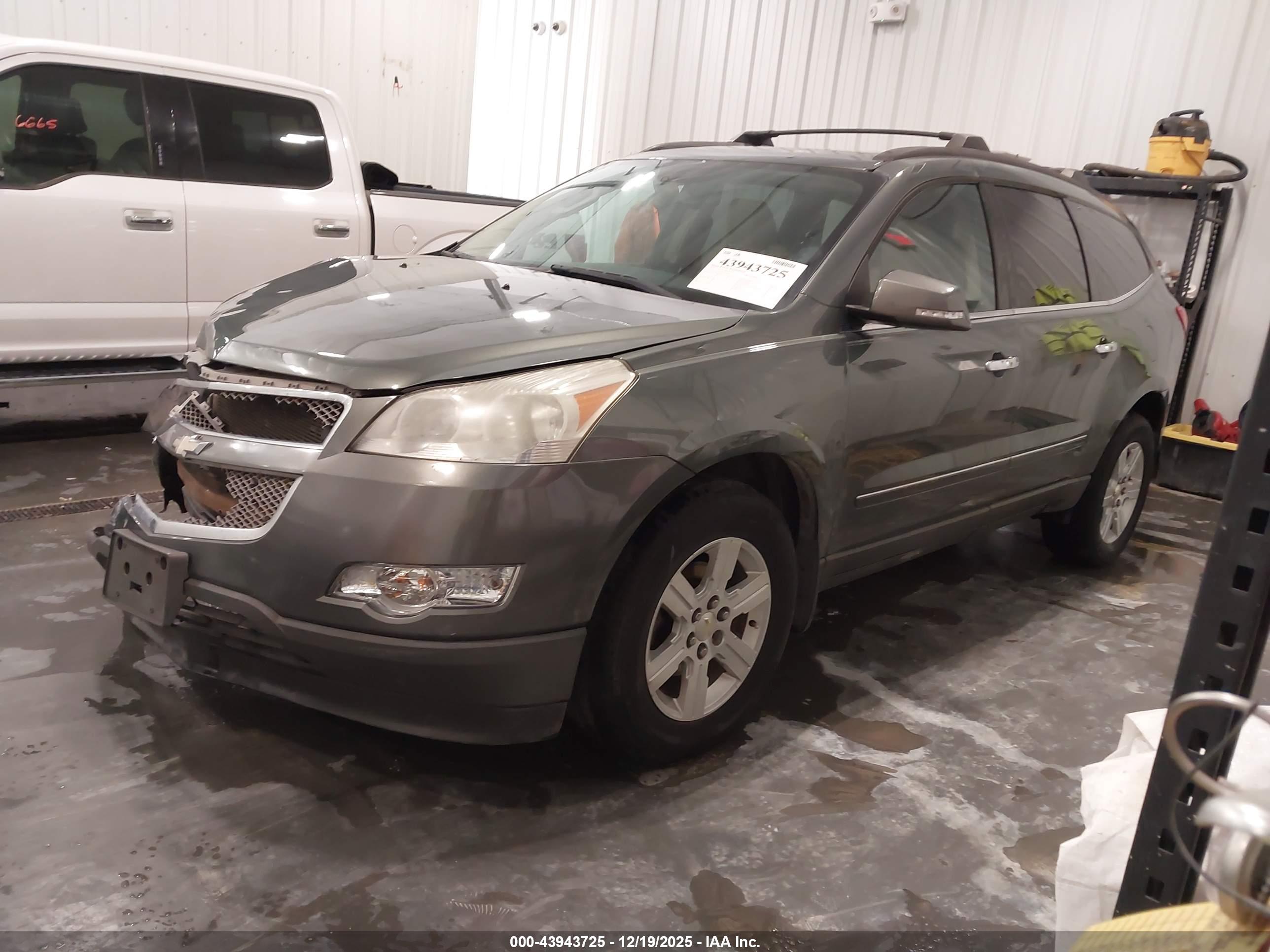 CHEVROLET TRAVERSE image 2