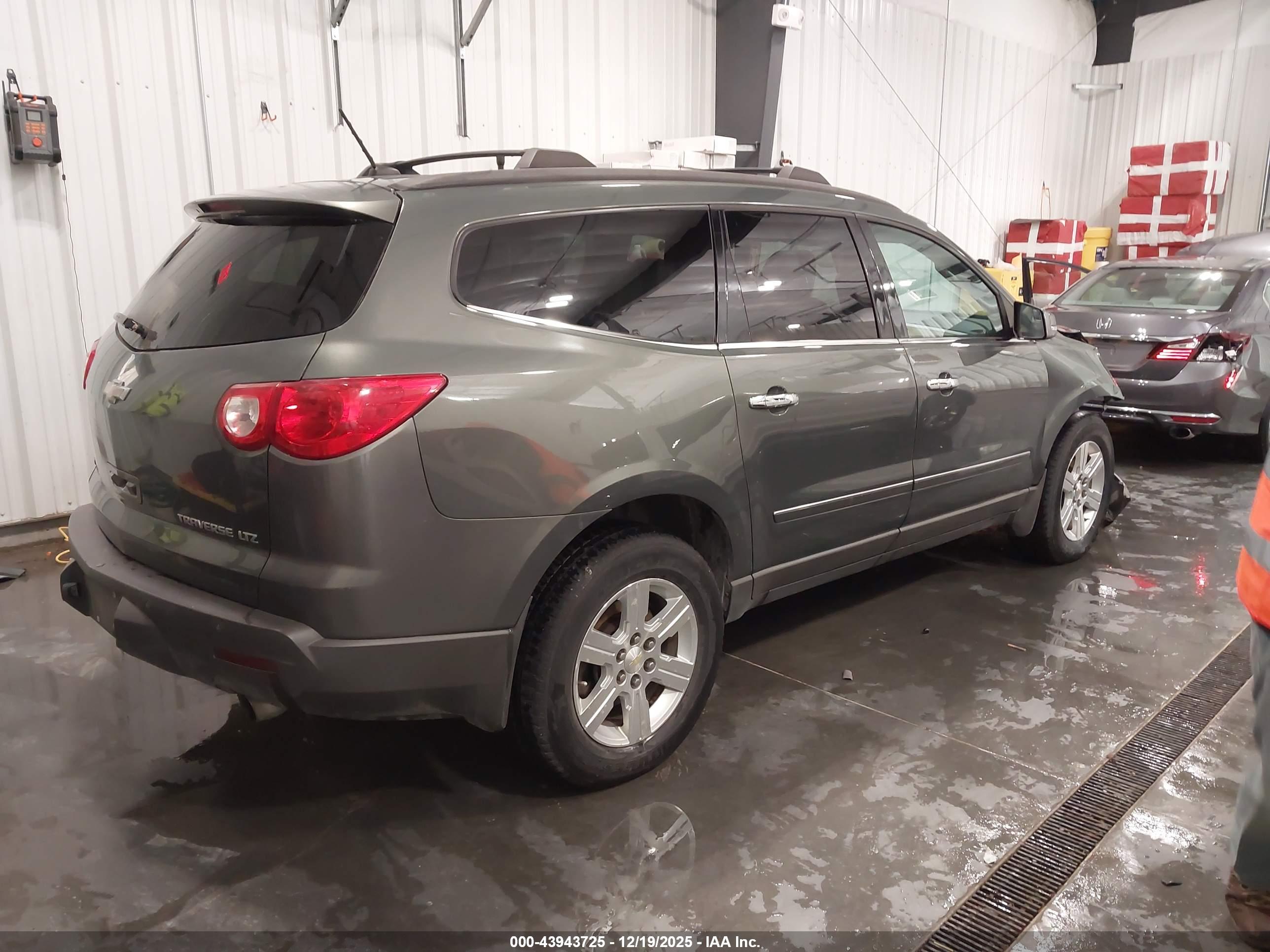 CHEVROLET TRAVERSE image 4
