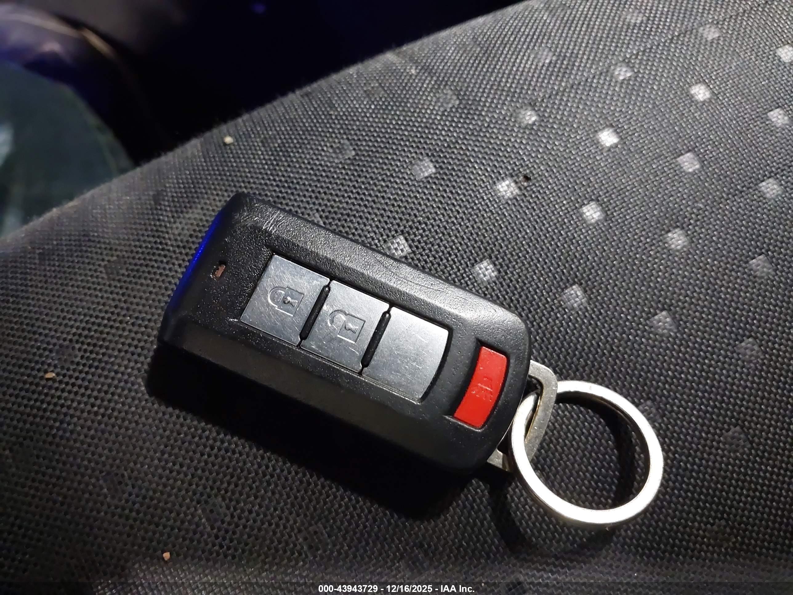 MITSUBISHI OUTLANDER image 11