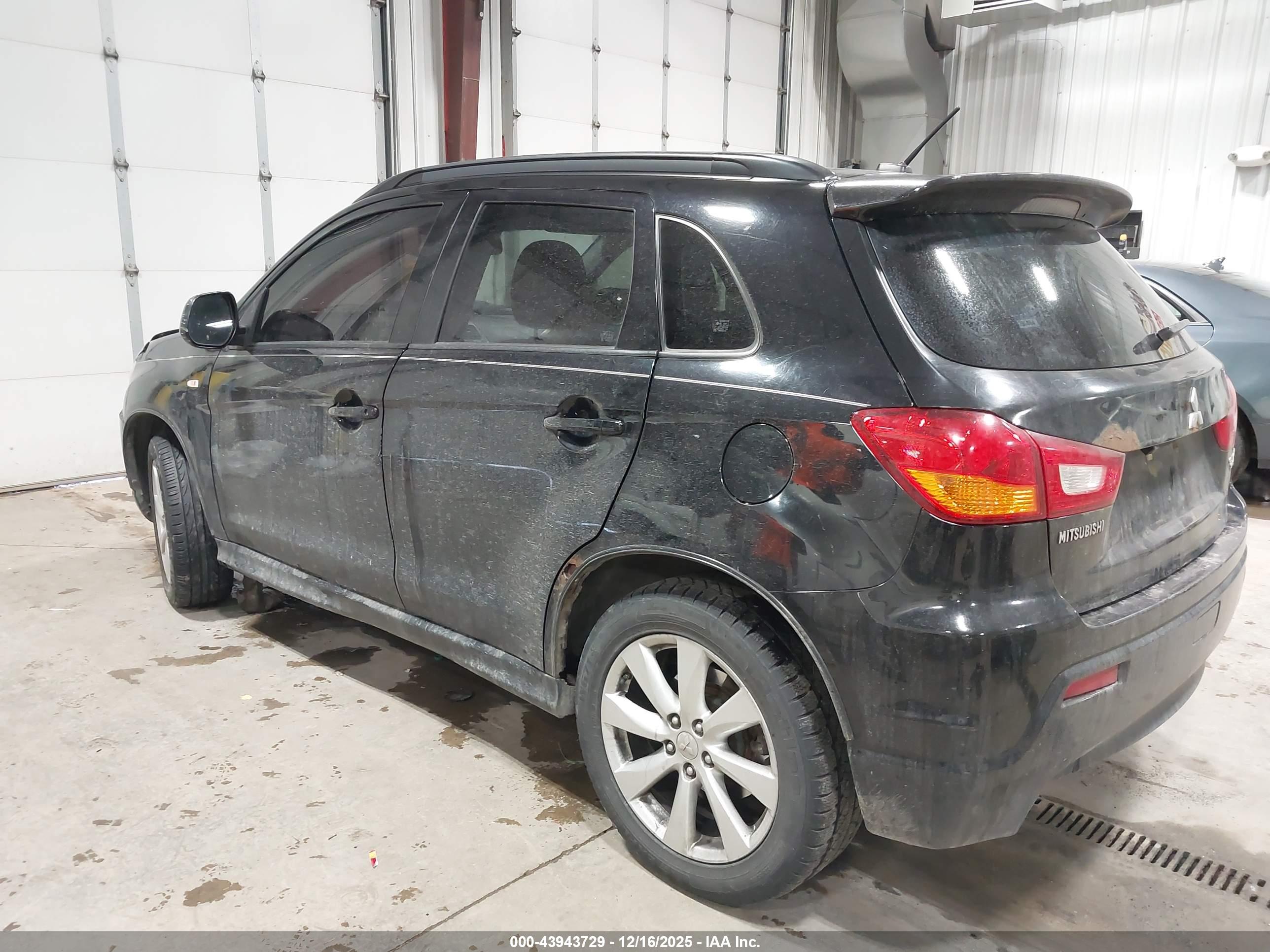 MITSUBISHI OUTLANDER image 3