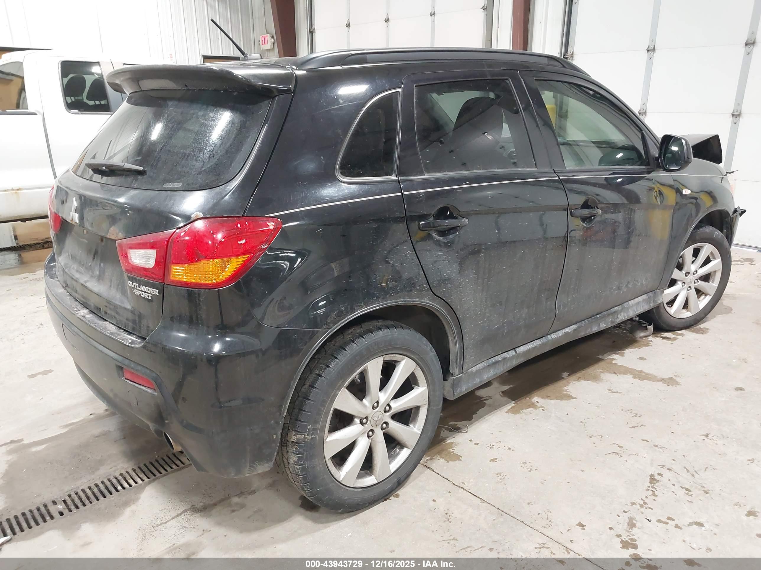 MITSUBISHI OUTLANDER image 4