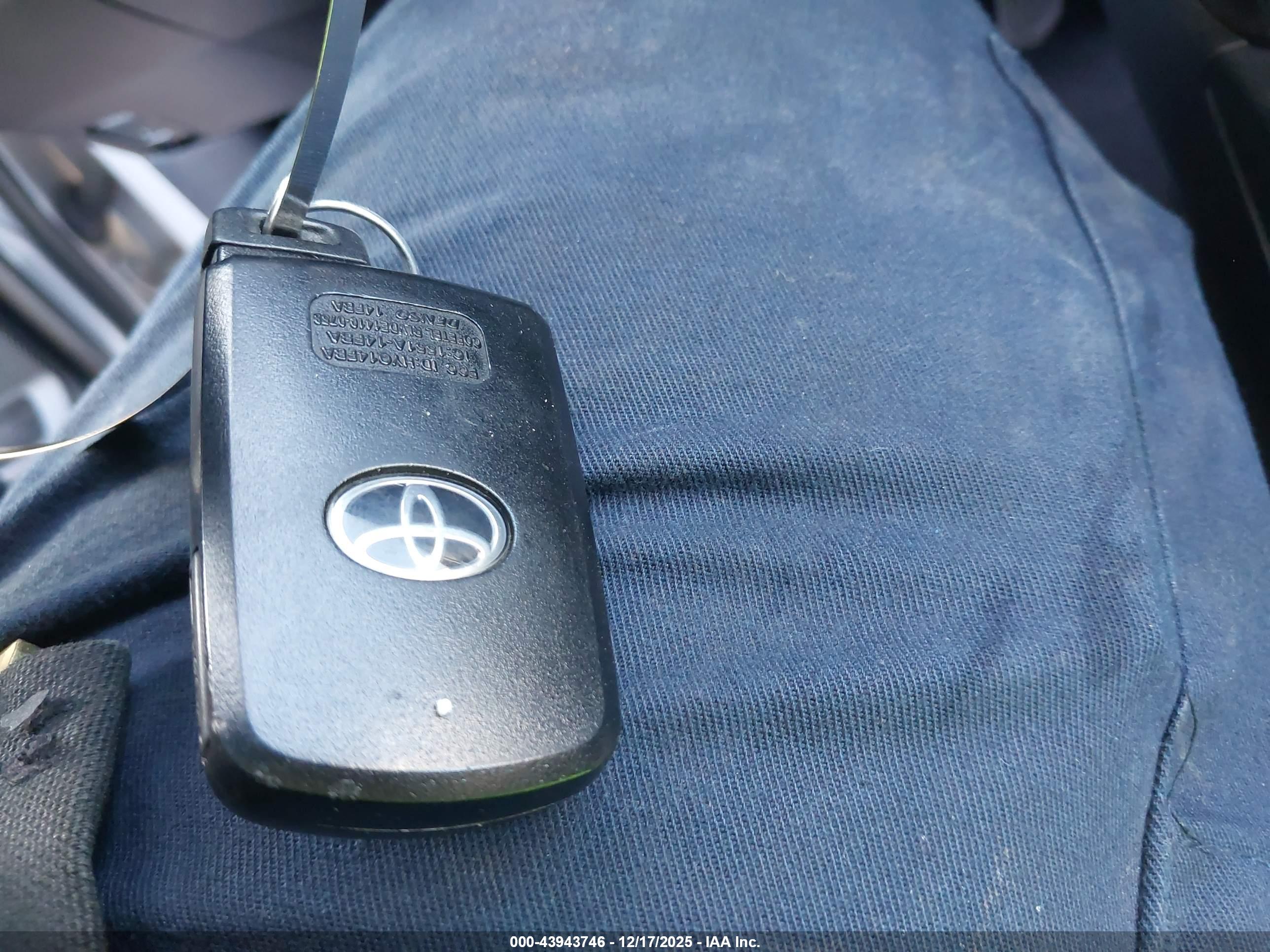 TOYOTA RAV4 image 11
