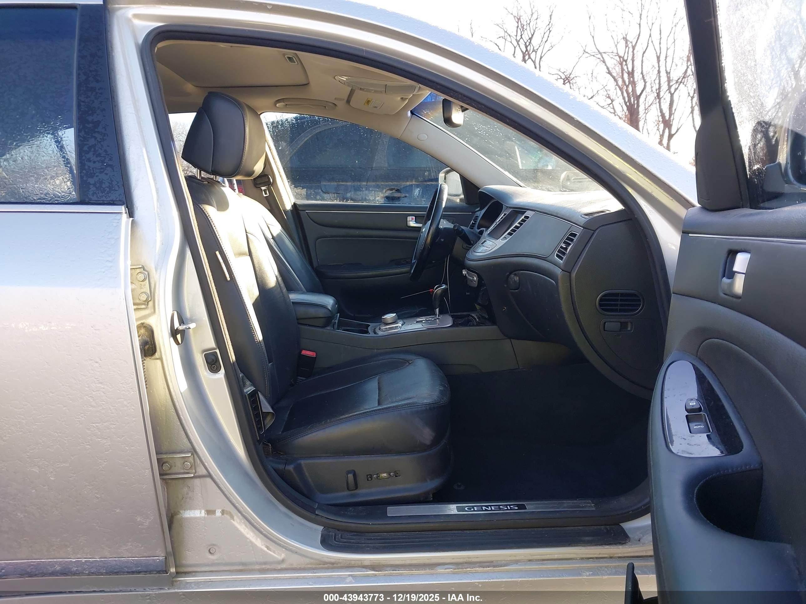 HYUNDAI GENESIS image 5