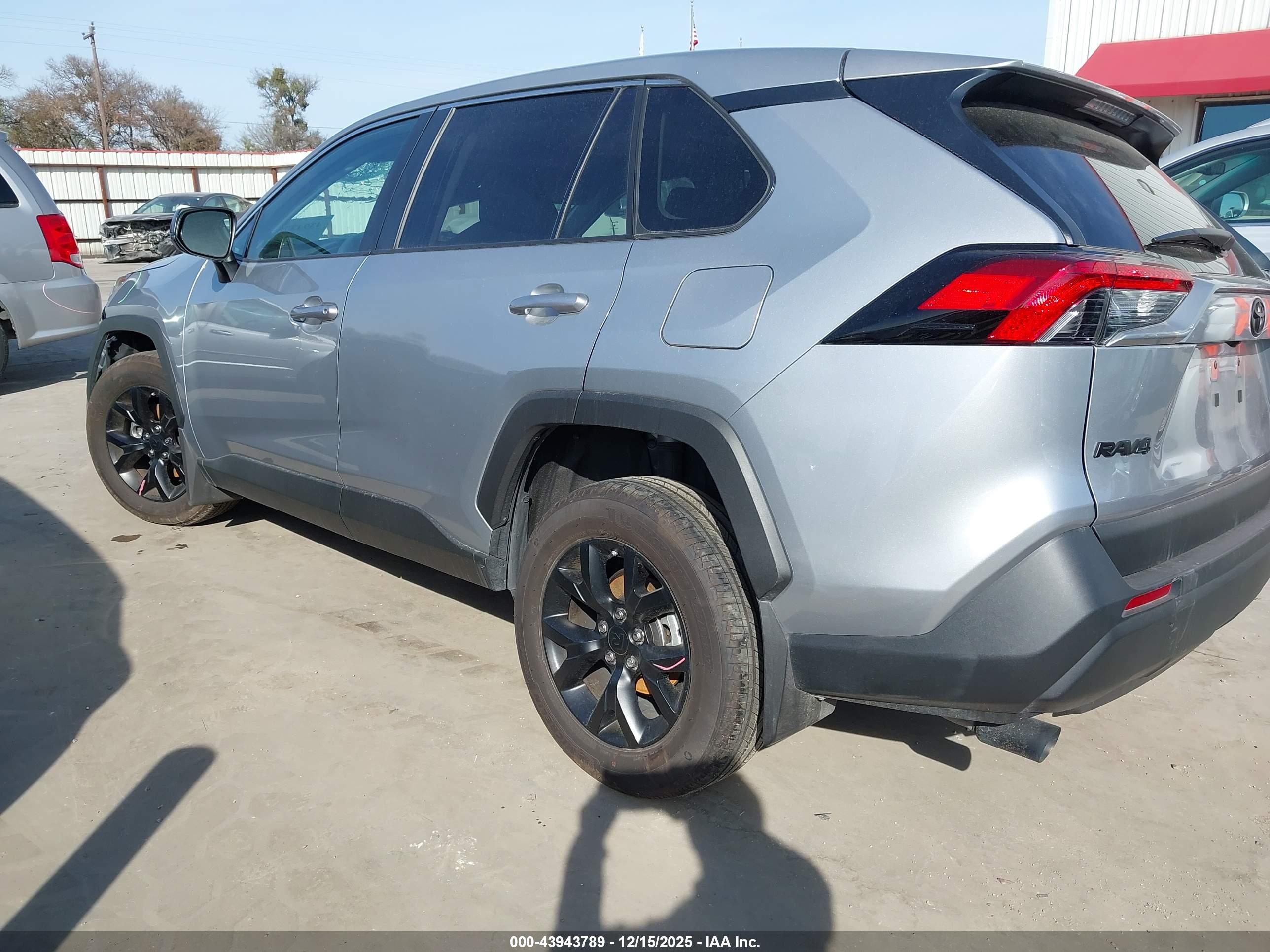 TOYOTA RAV4 image 3