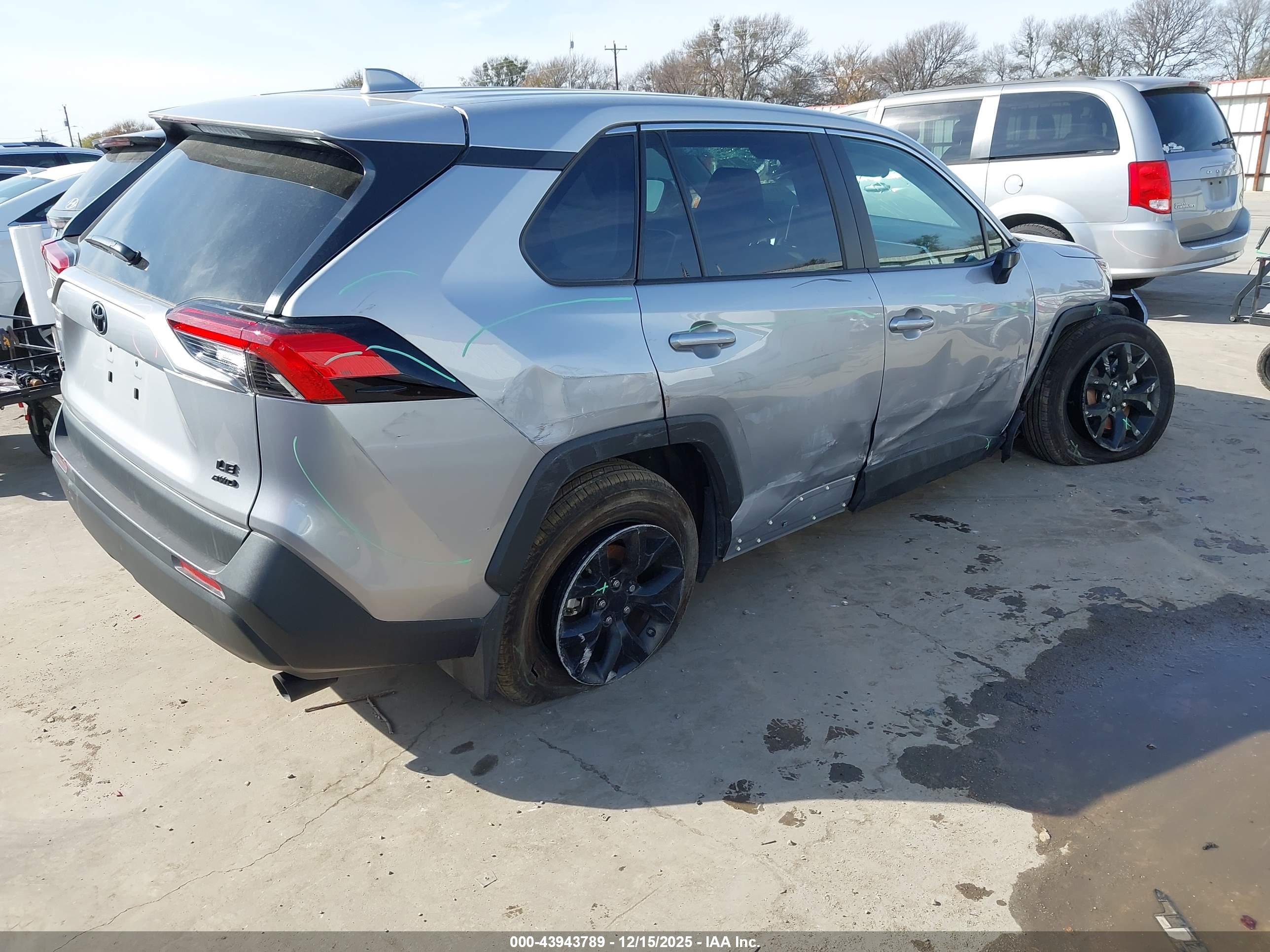 TOYOTA RAV4 image 4