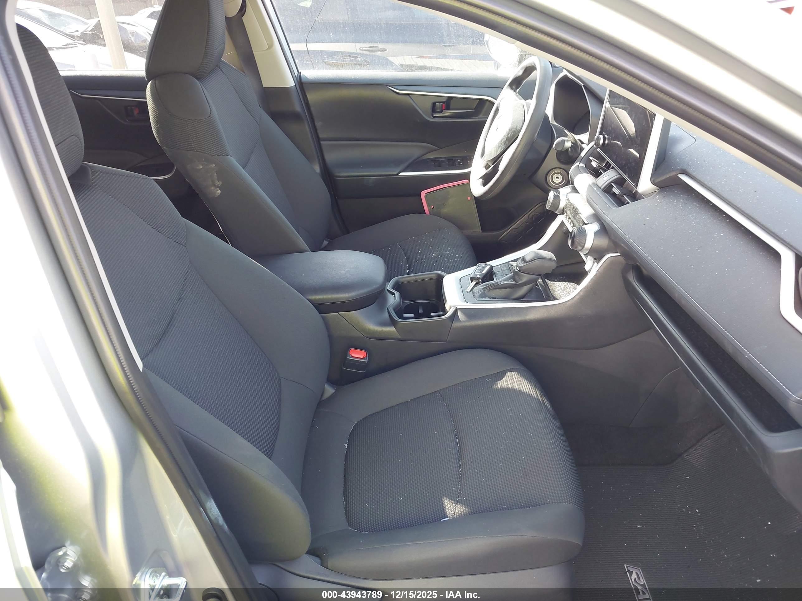 TOYOTA RAV4 image 5