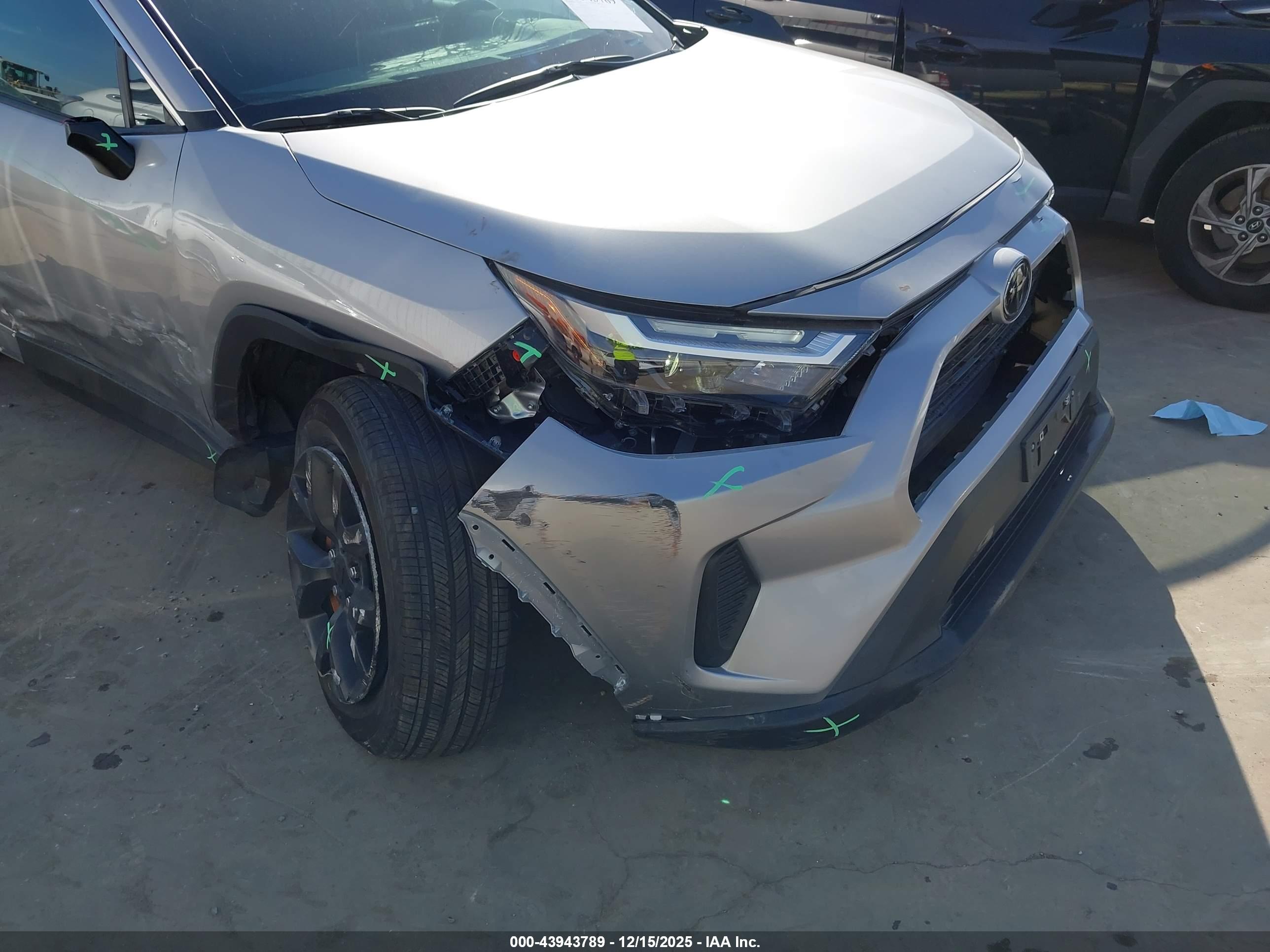 TOYOTA RAV4 image 6